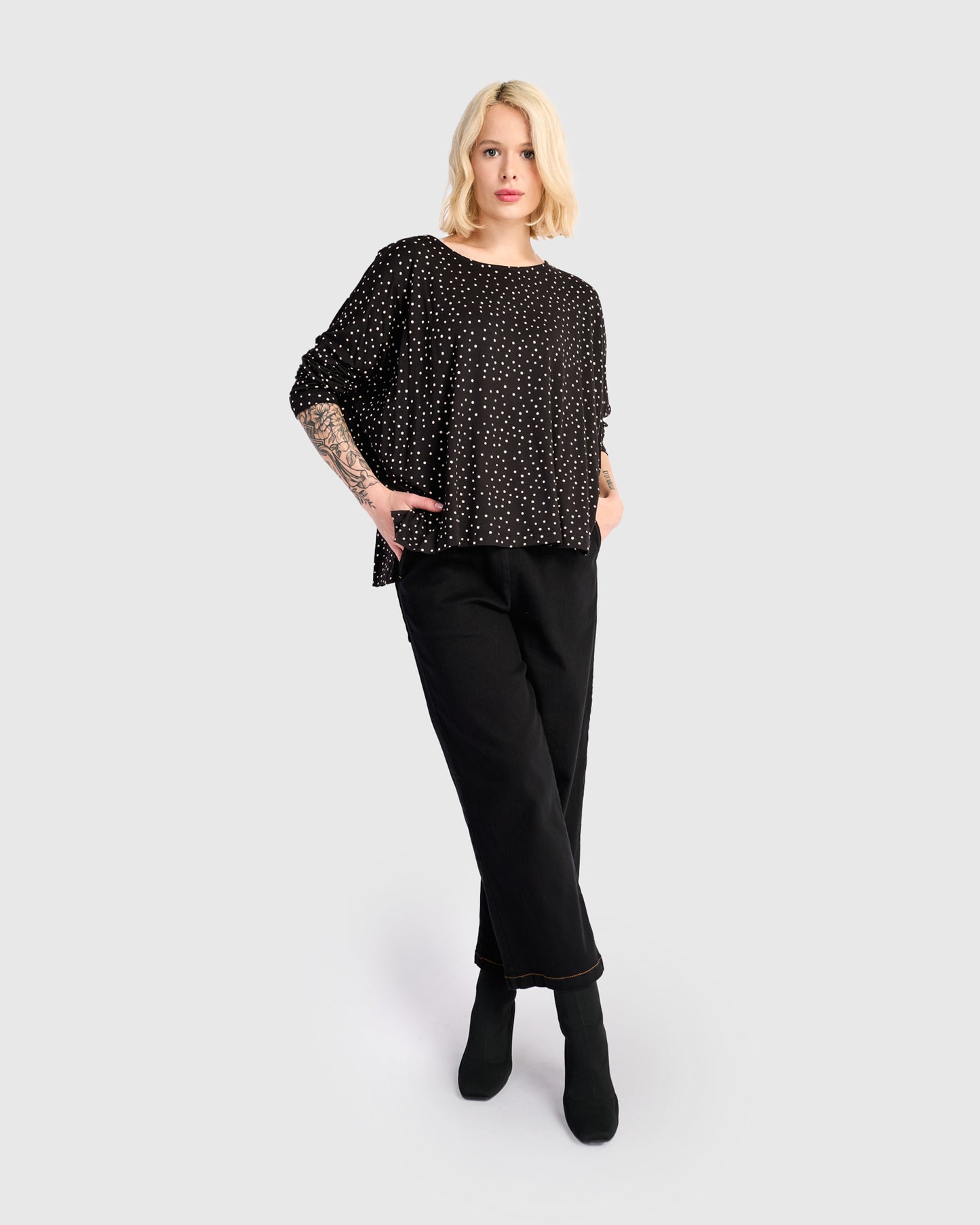 טישירט בסטי נקודות שחור