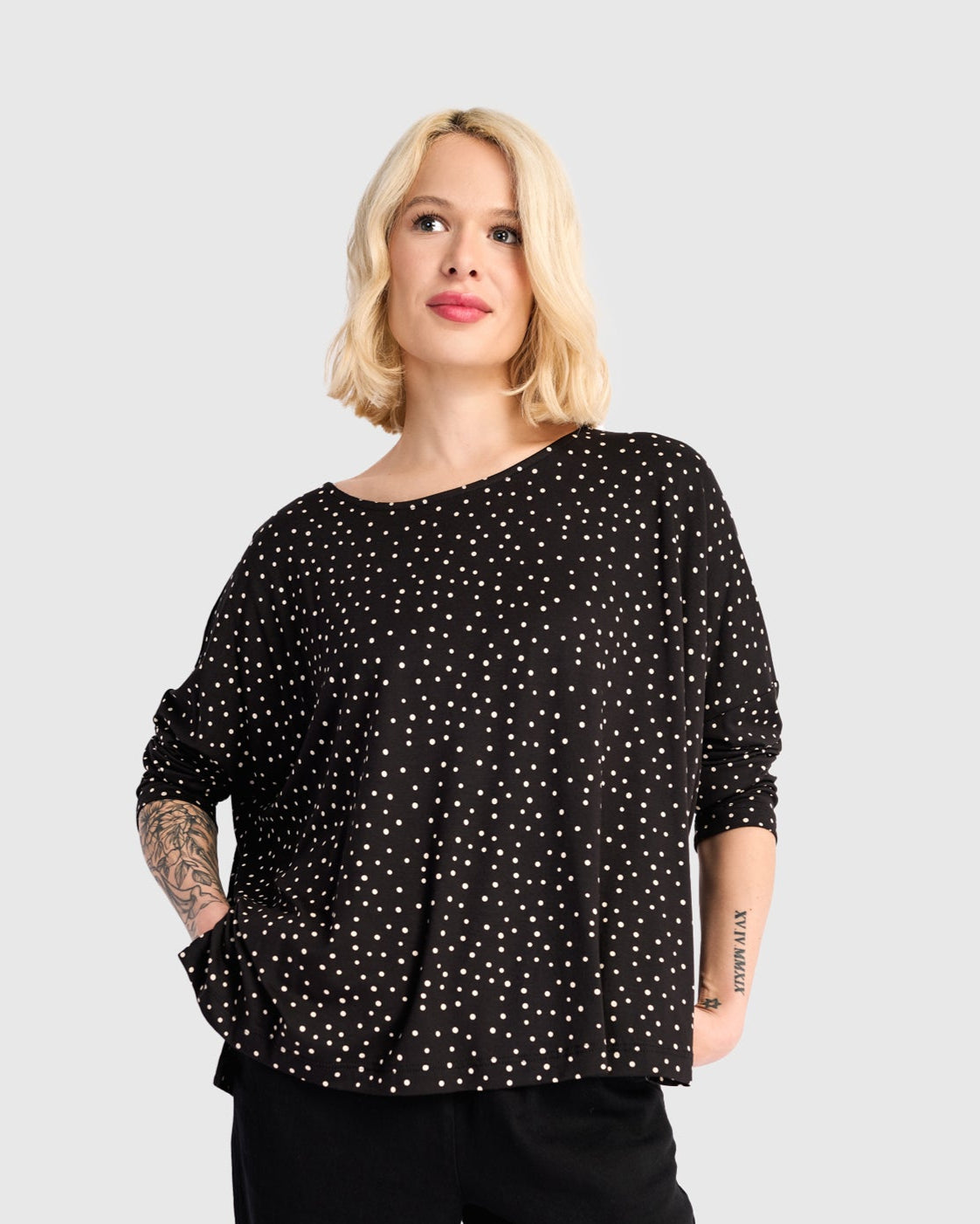 טישירט בסטי נקודות שחור