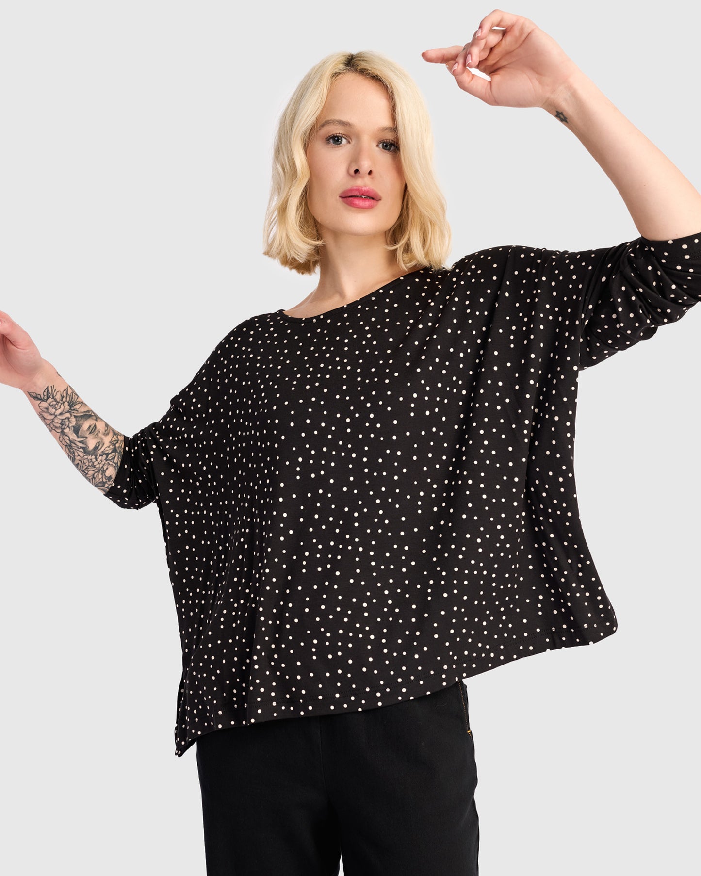 טישירט בסטי נקודות שחור