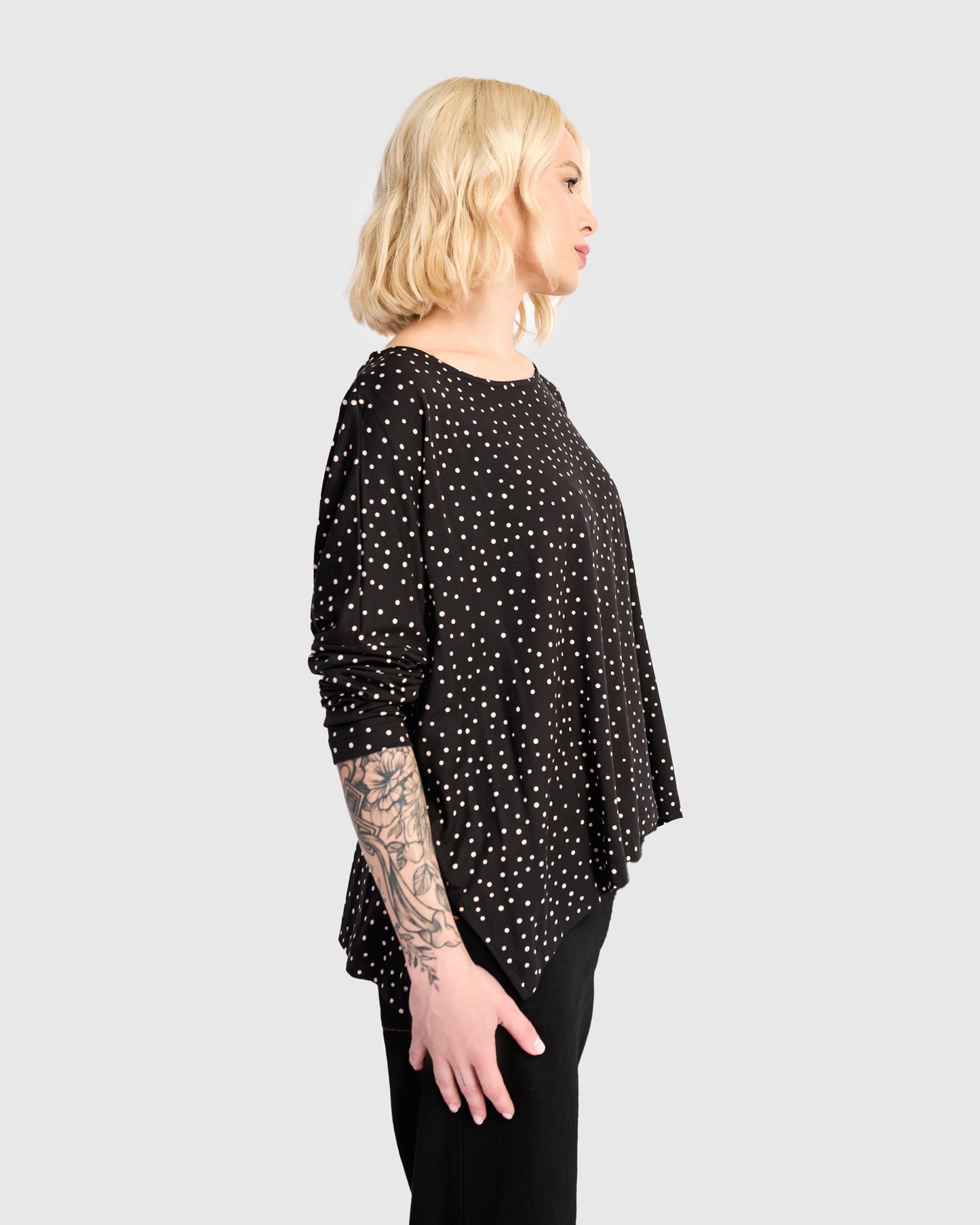 טישירט בסטי נקודות שחור