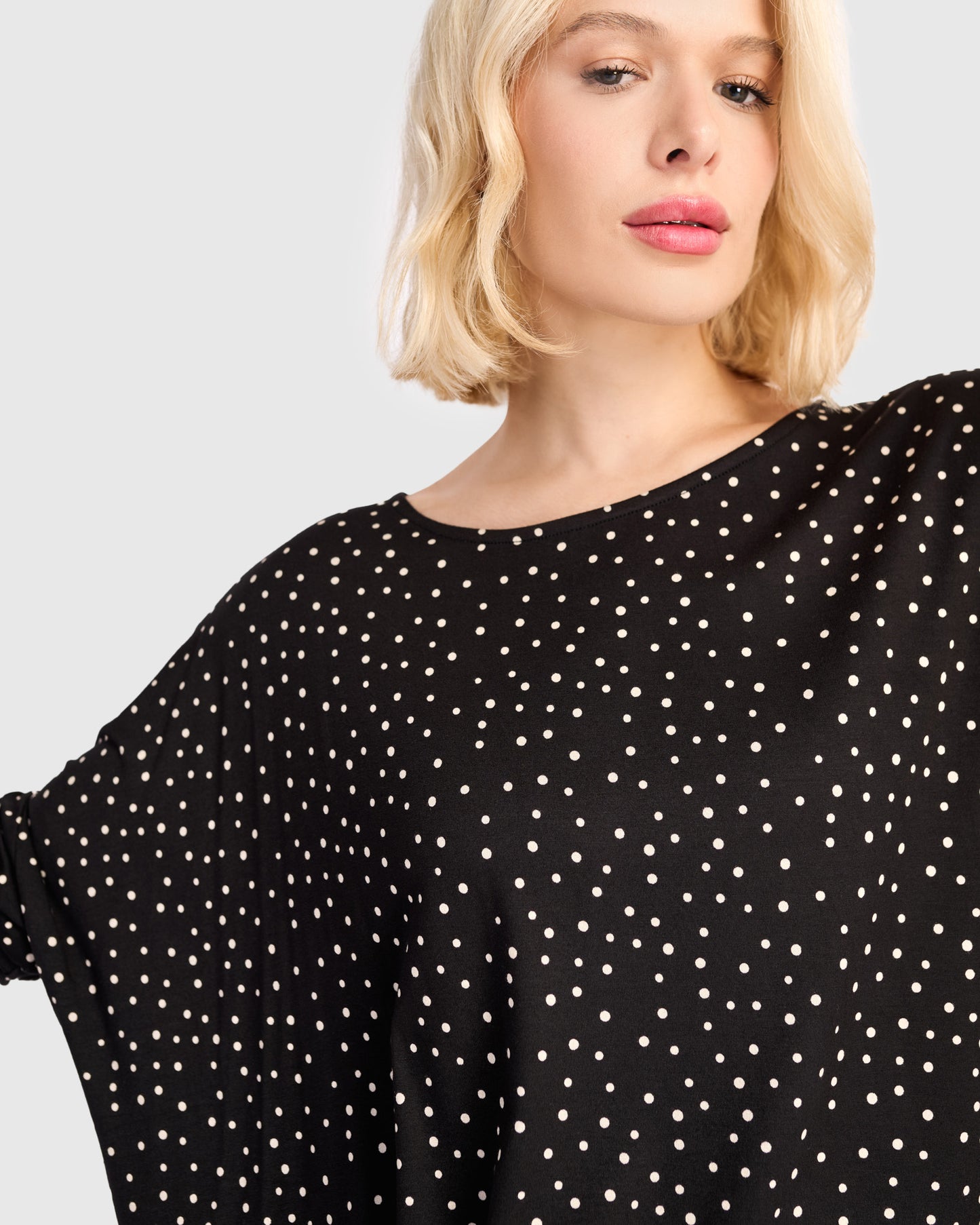 טישירט בסטי נקודות שחור