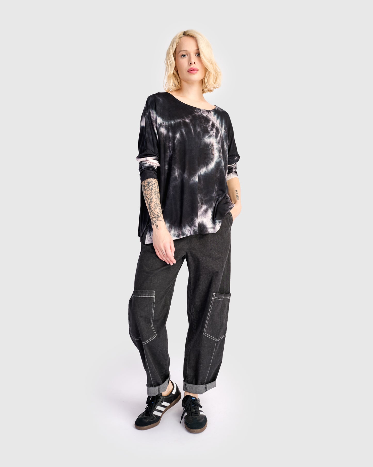 טישירט בסטי מודפס כחול