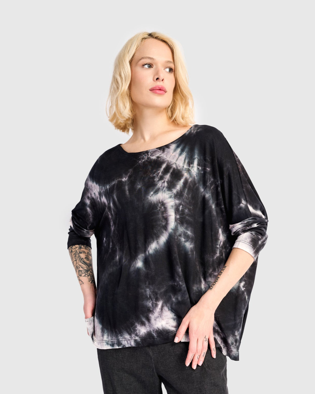 טישירט בסטי מודפס כחול