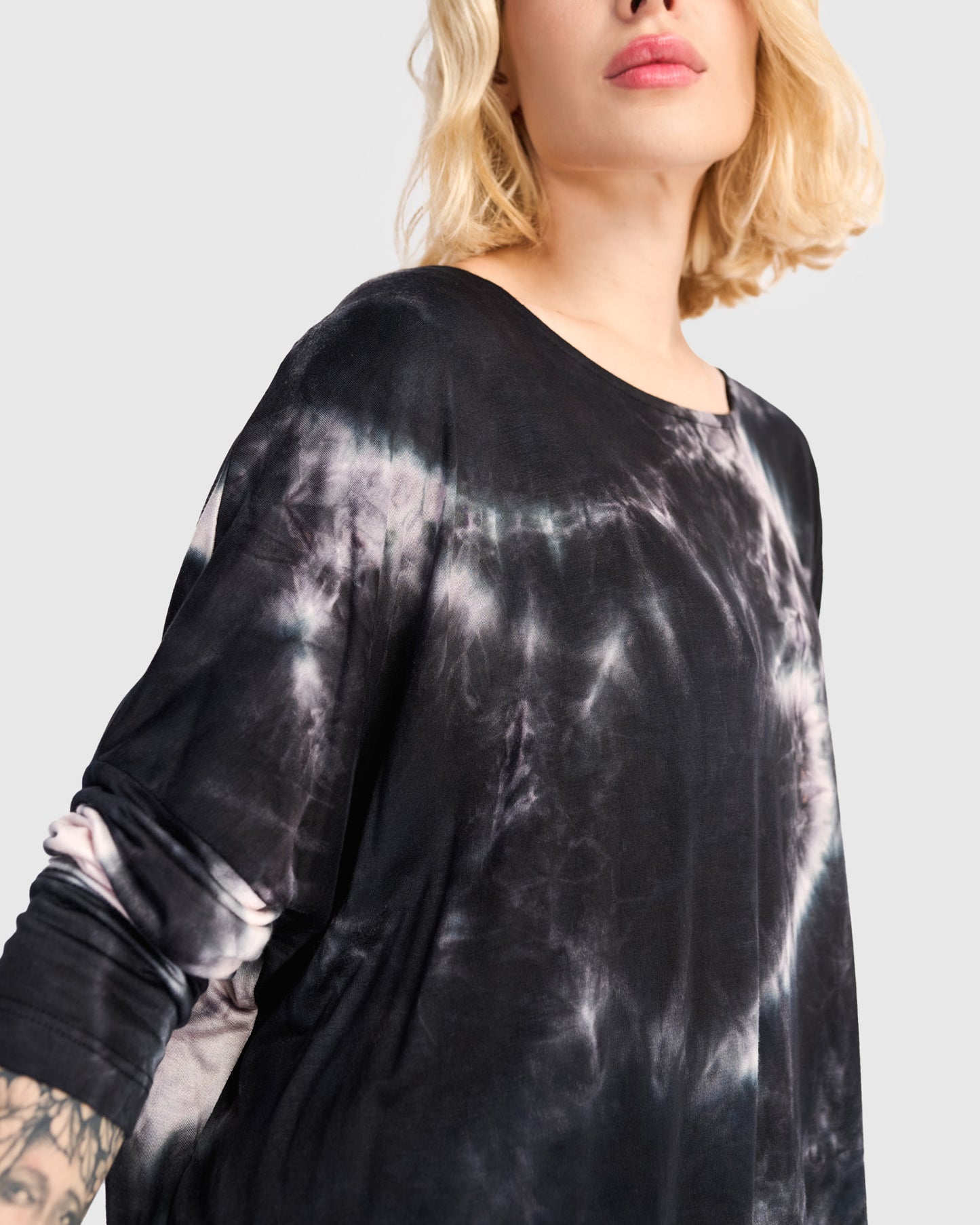 טישירט בסטי מודפס כחול