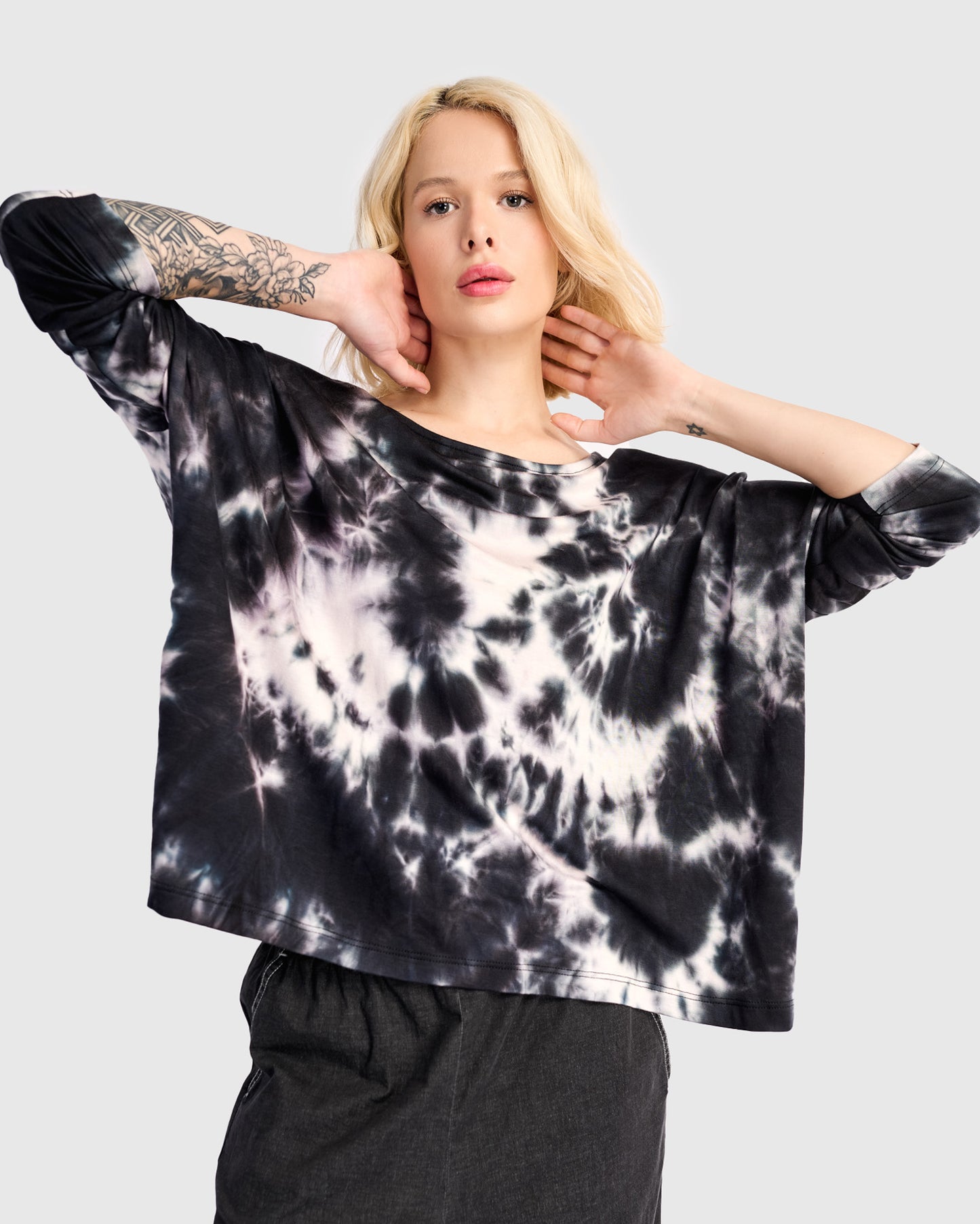 טישירט בסטי מודפס כחול