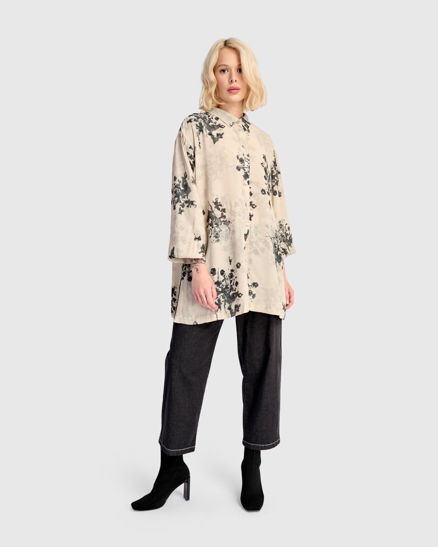 חולצה כפרה מודפסת אפורה