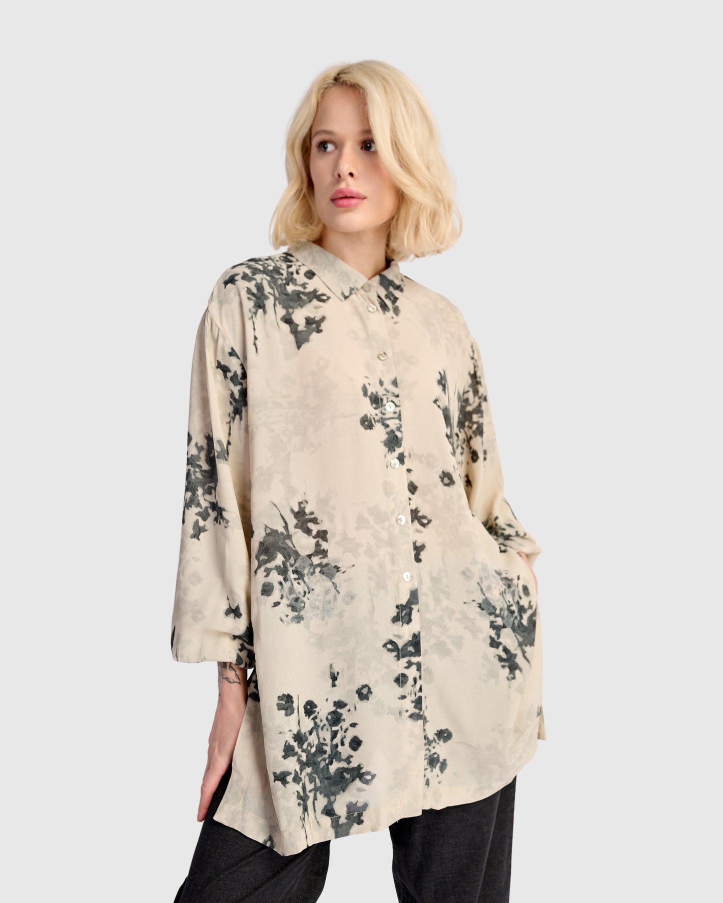 חולצה כפרה מודפסת אפורה