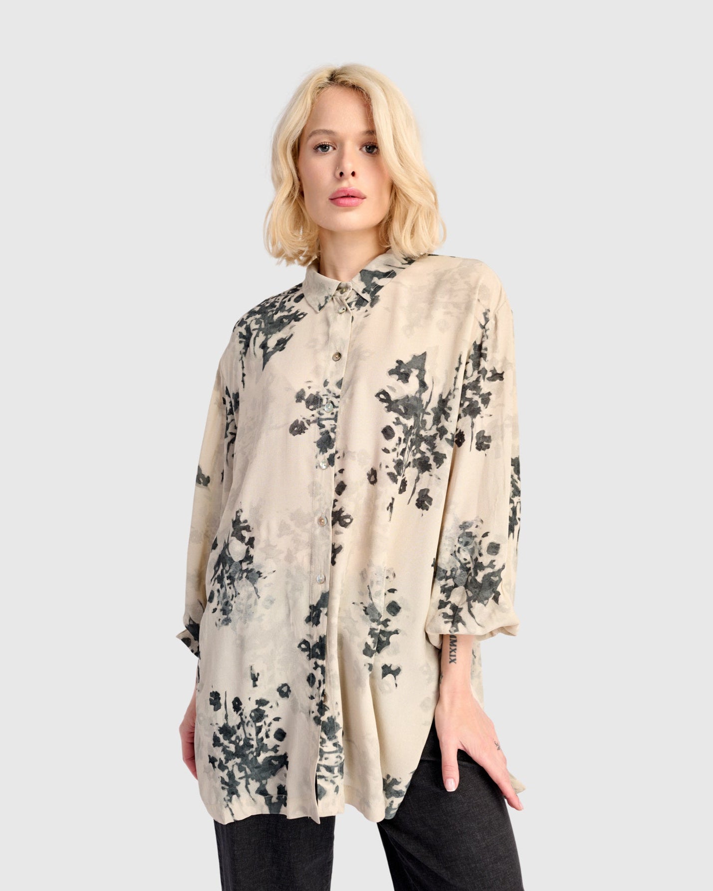 חולצה כפרה מודפסת אפורה