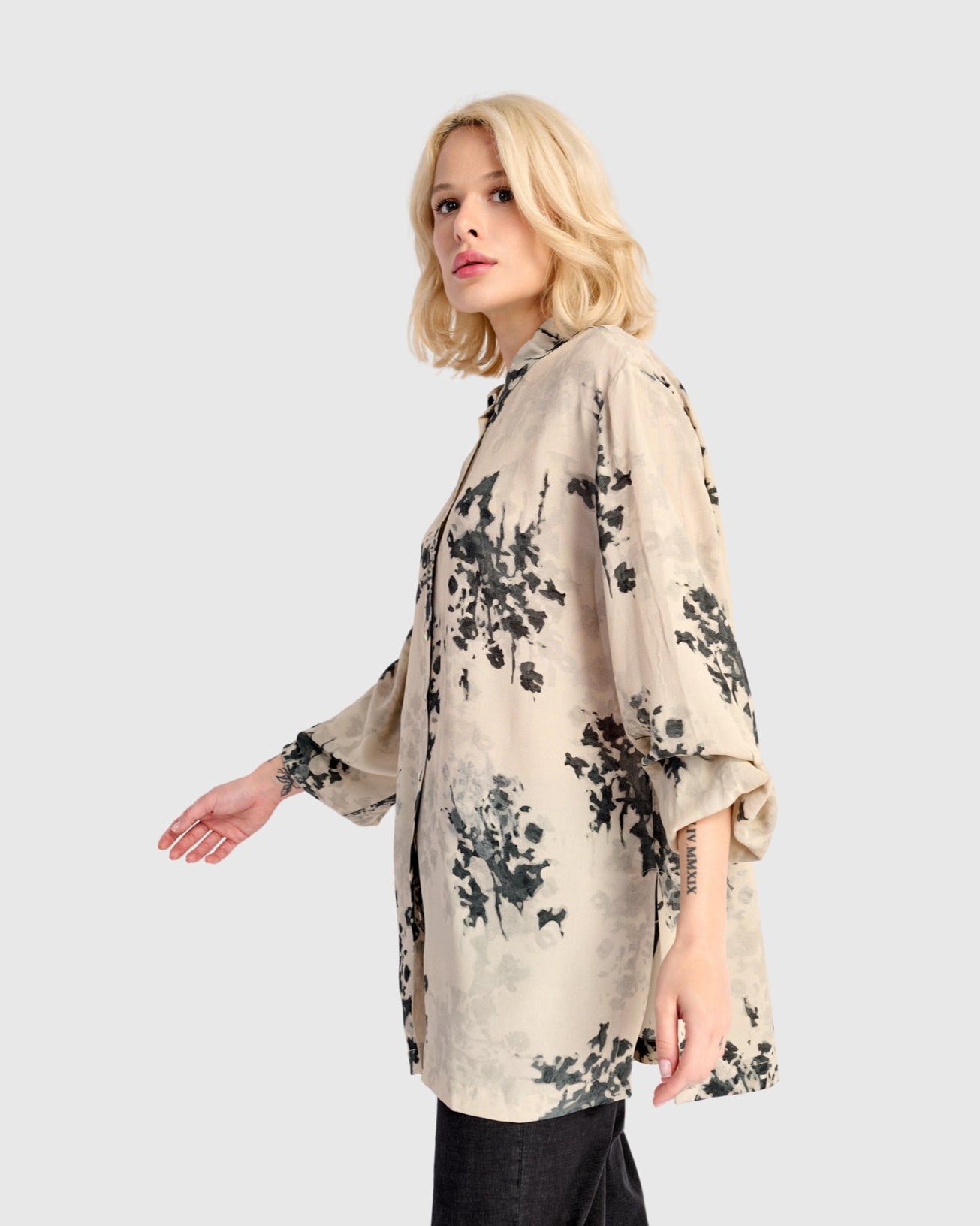 חולצה כפרה מודפסת אפורה