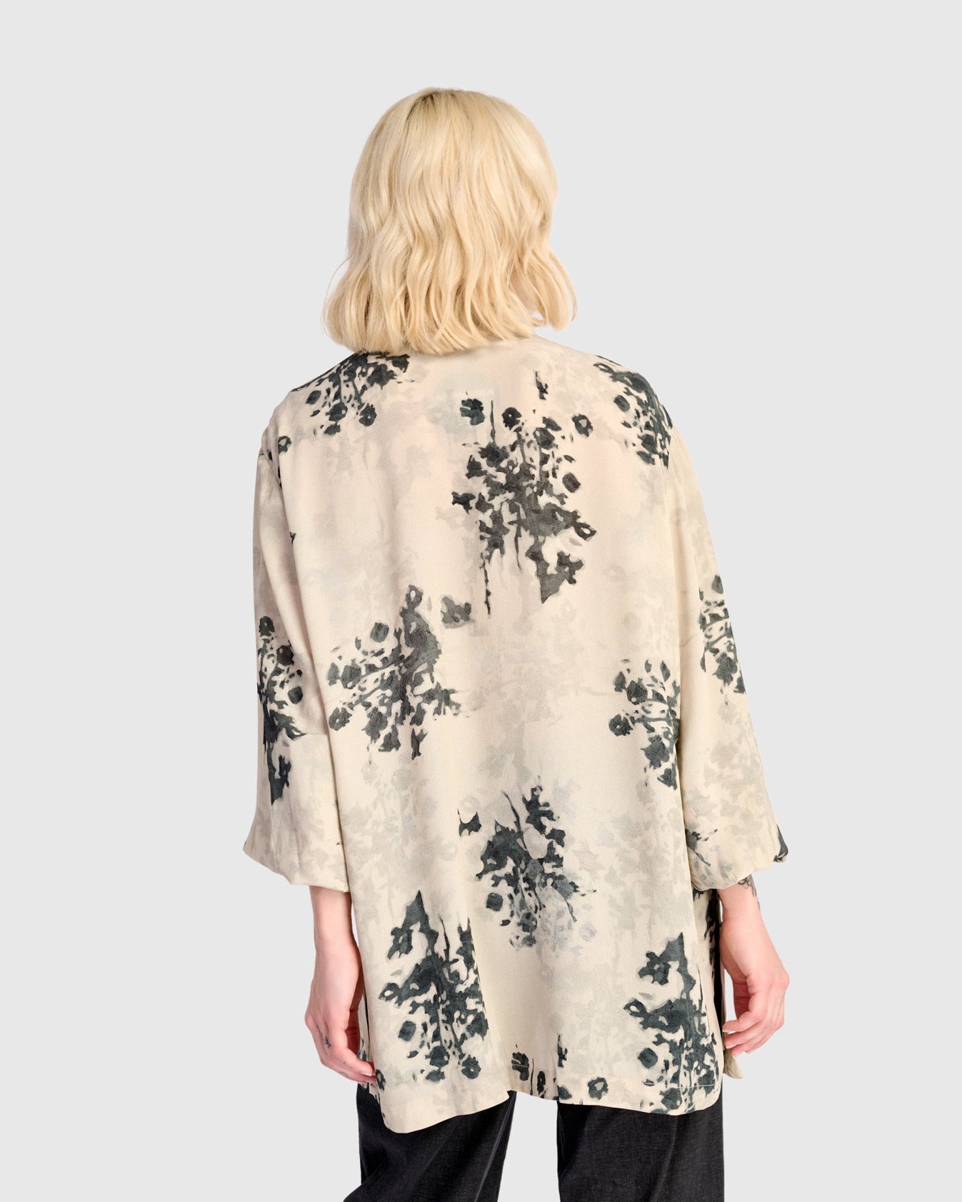 חולצה כפרה מודפסת אפורה