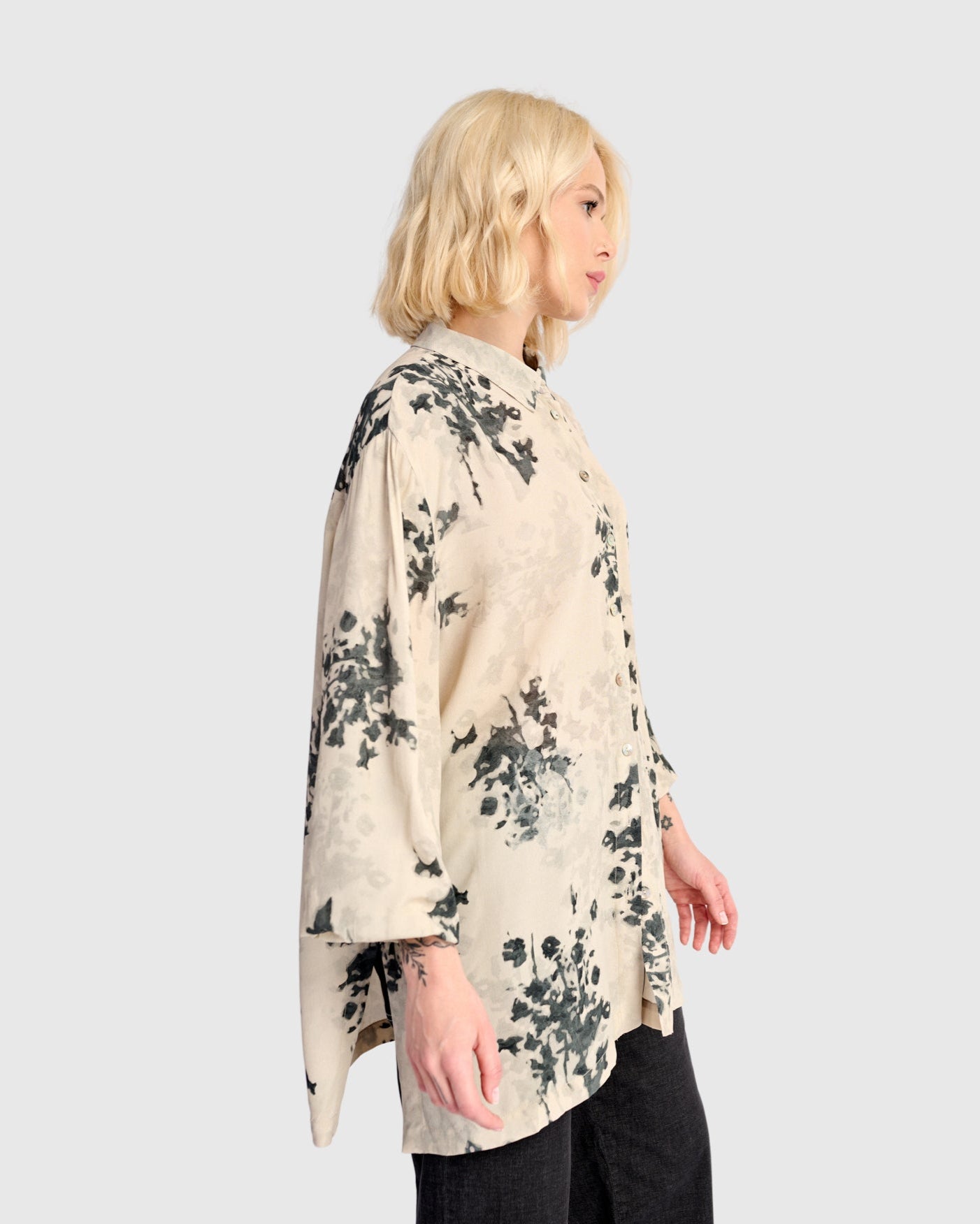 חולצה כפרה מודפסת אפורה