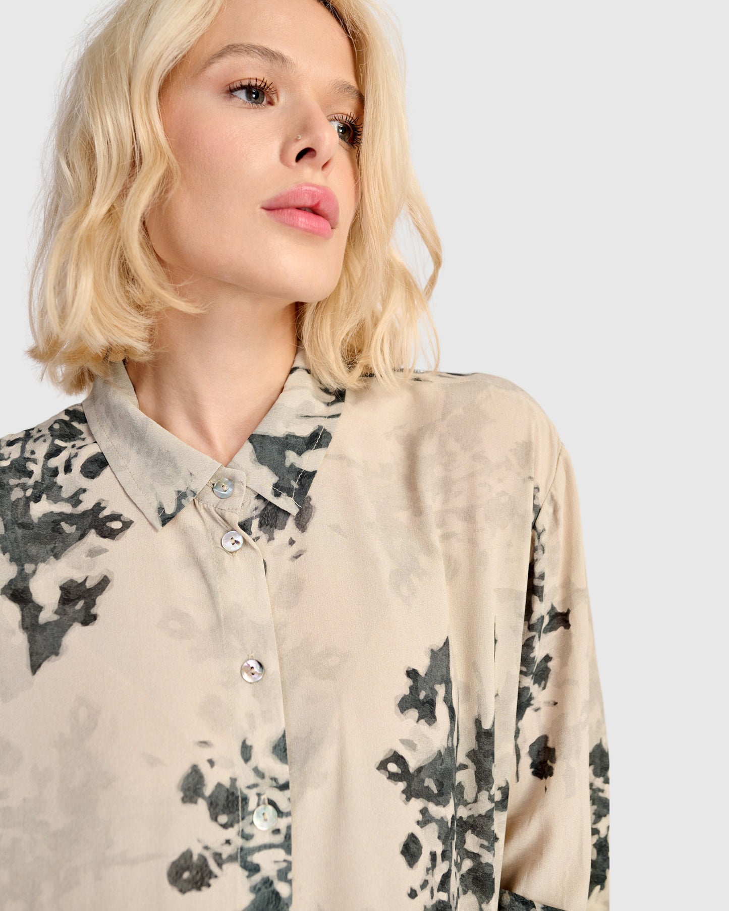 חולצה כפרה מודפסת אפורה