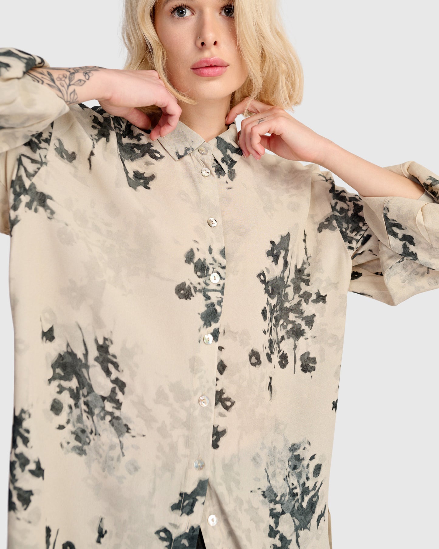 חולצה כפרה מודפסת אפורה