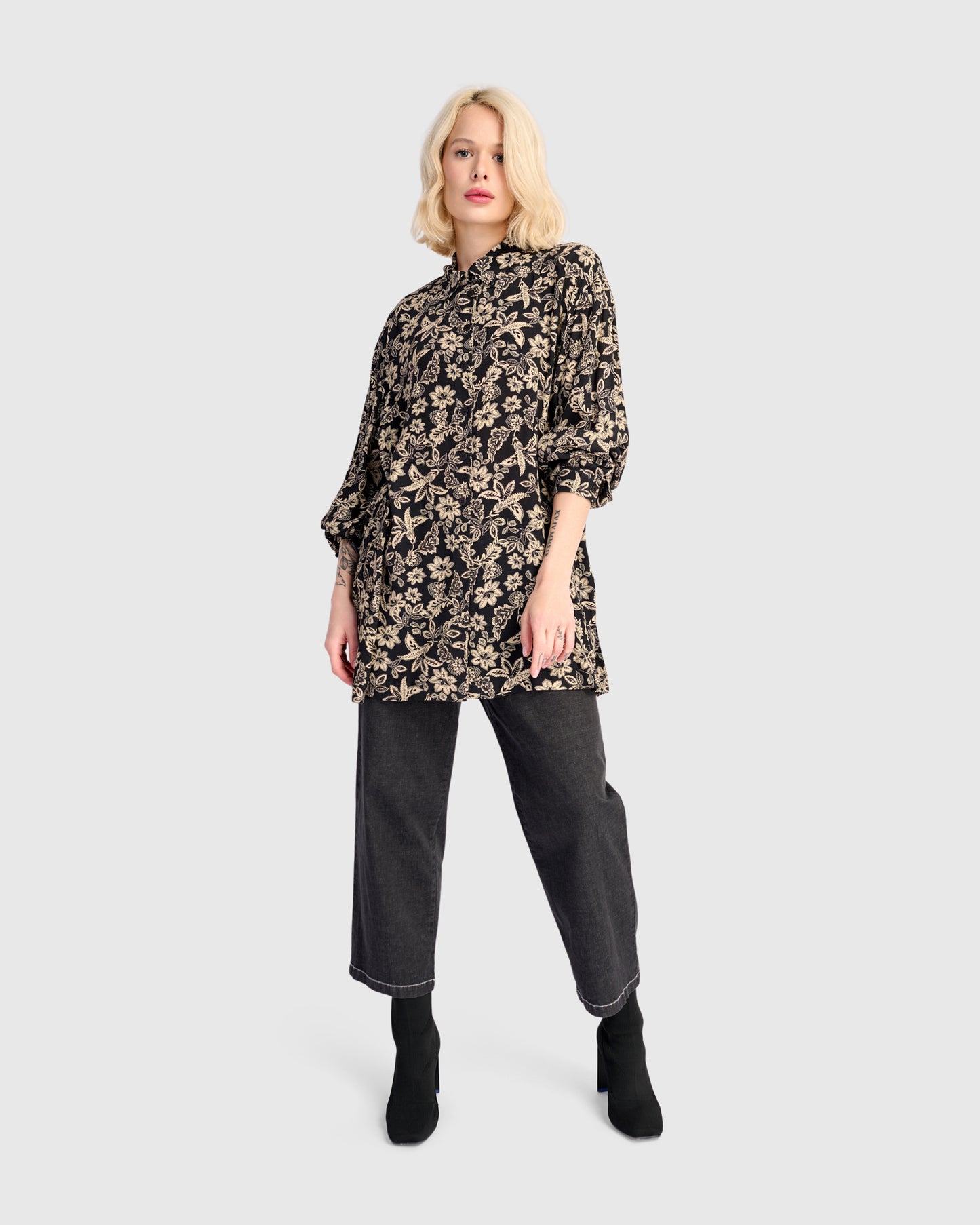 חולצה כפרה שחורה פרחונית