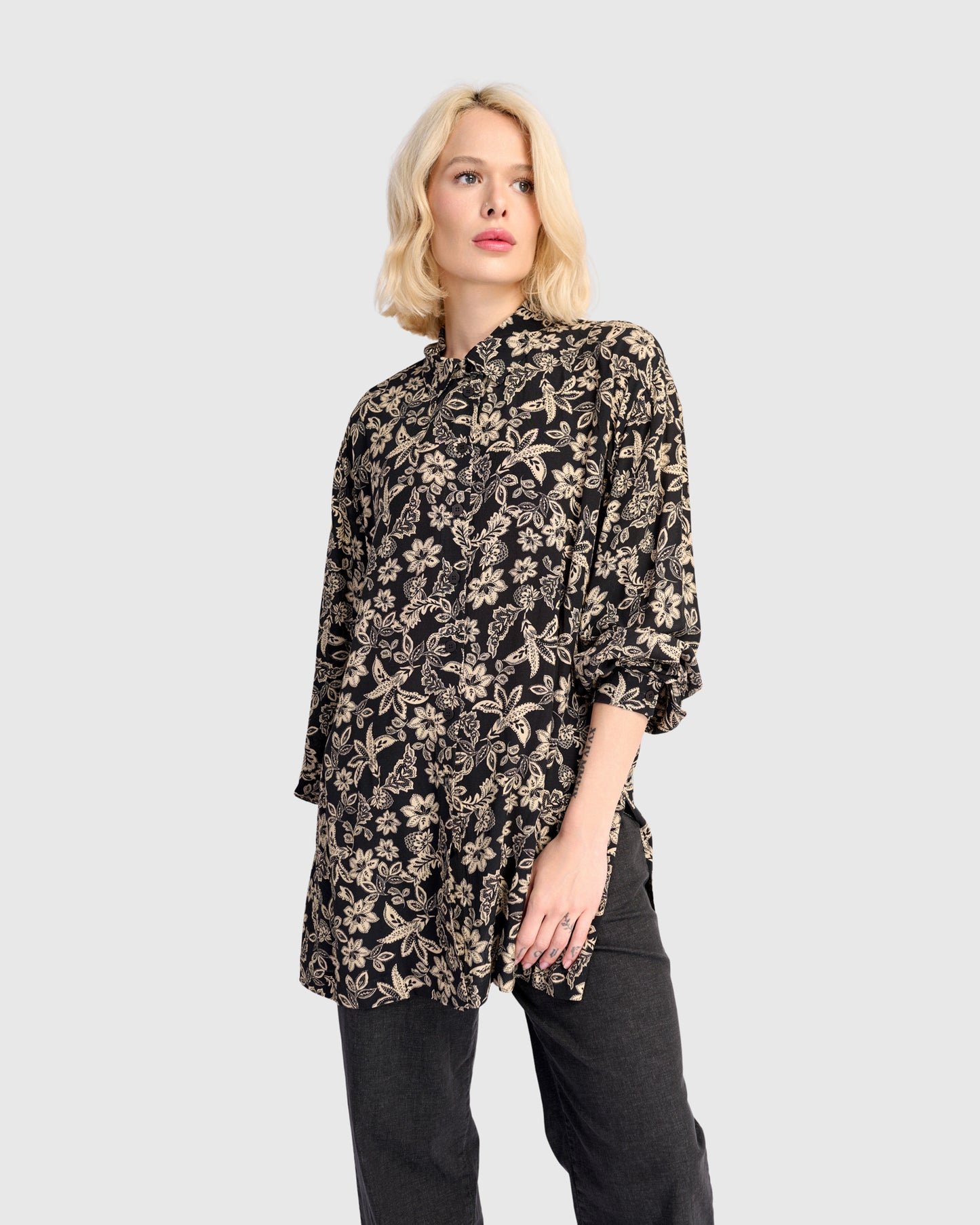 חולצה כפרה שחורה פרחונית