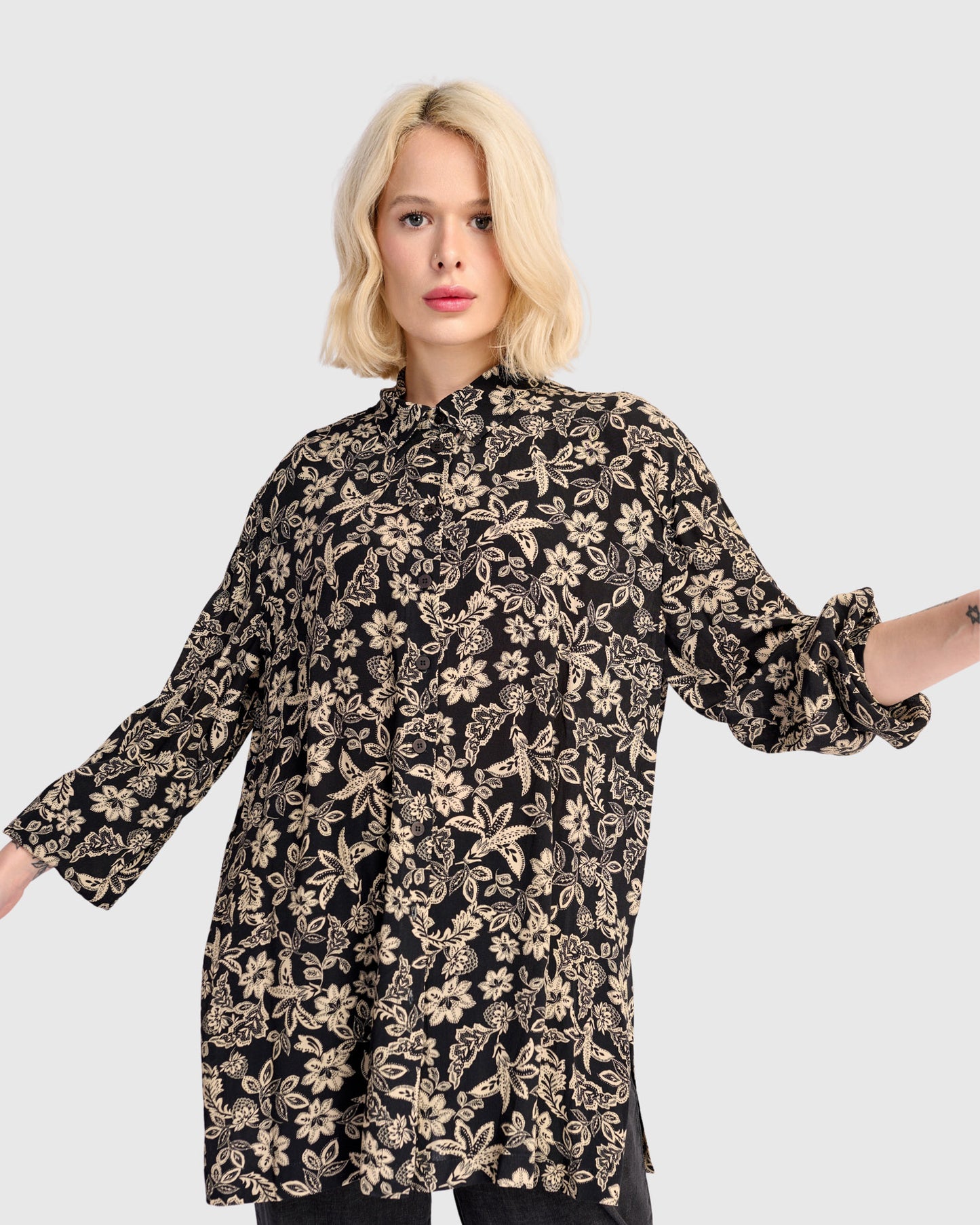 חולצה כפרה שחורה פרחונית