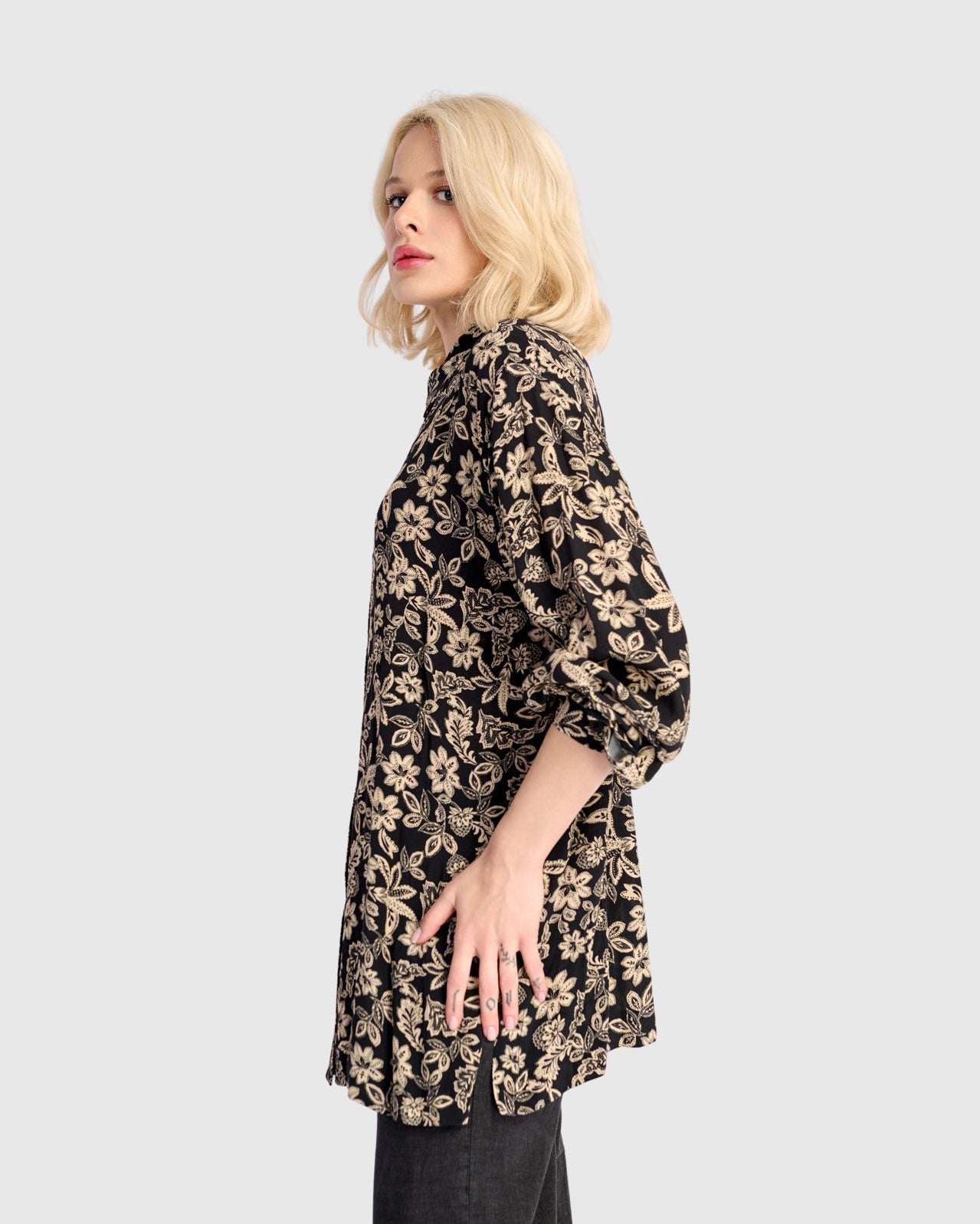 חולצה כפרה שחורה פרחונית