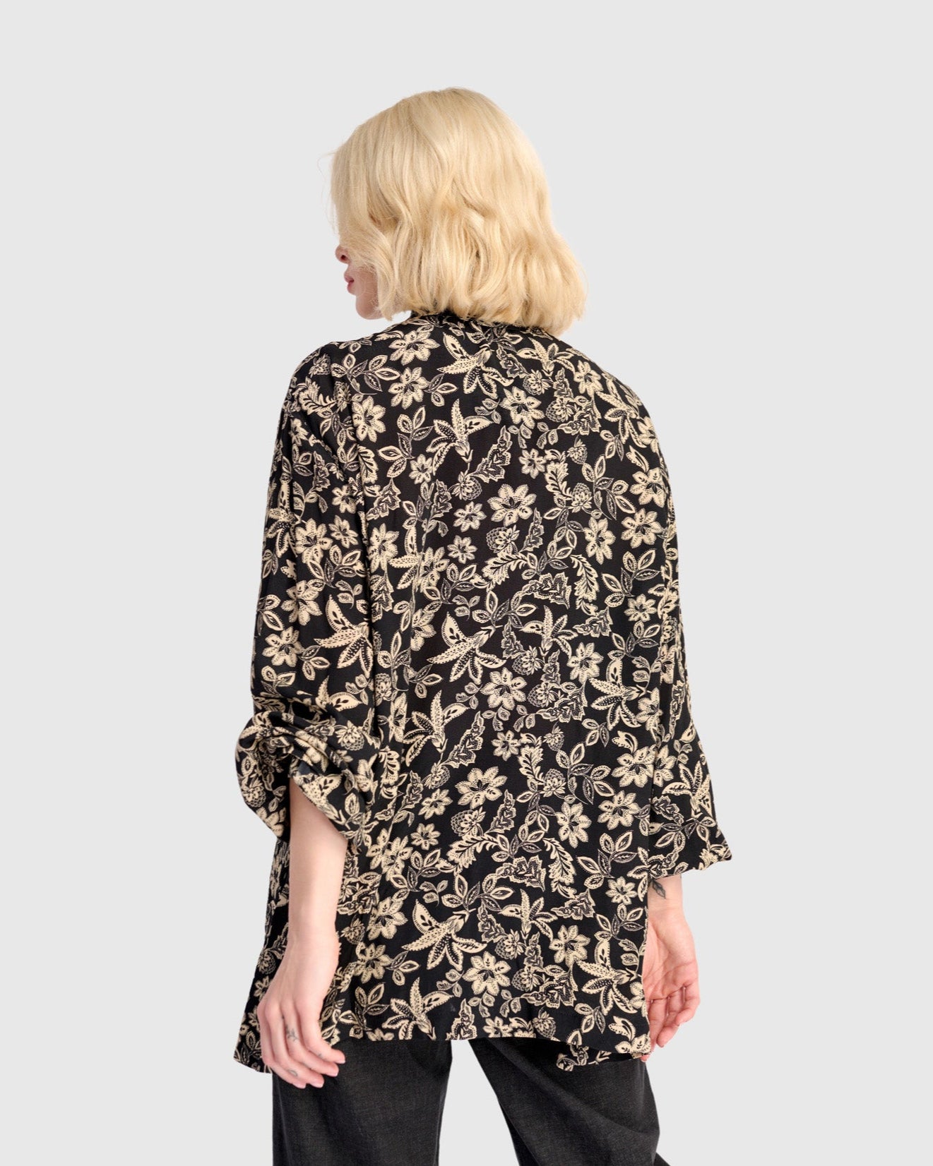 חולצה כפרה שחורה פרחונית