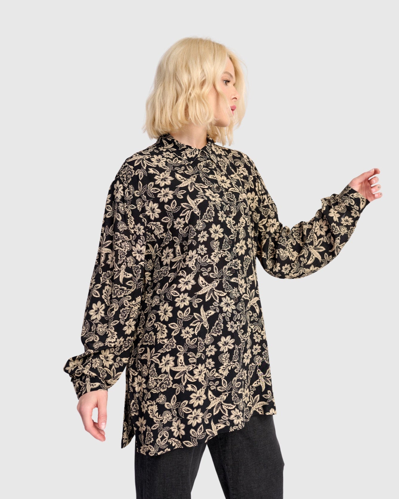 חולצה כפרה שחורה פרחונית