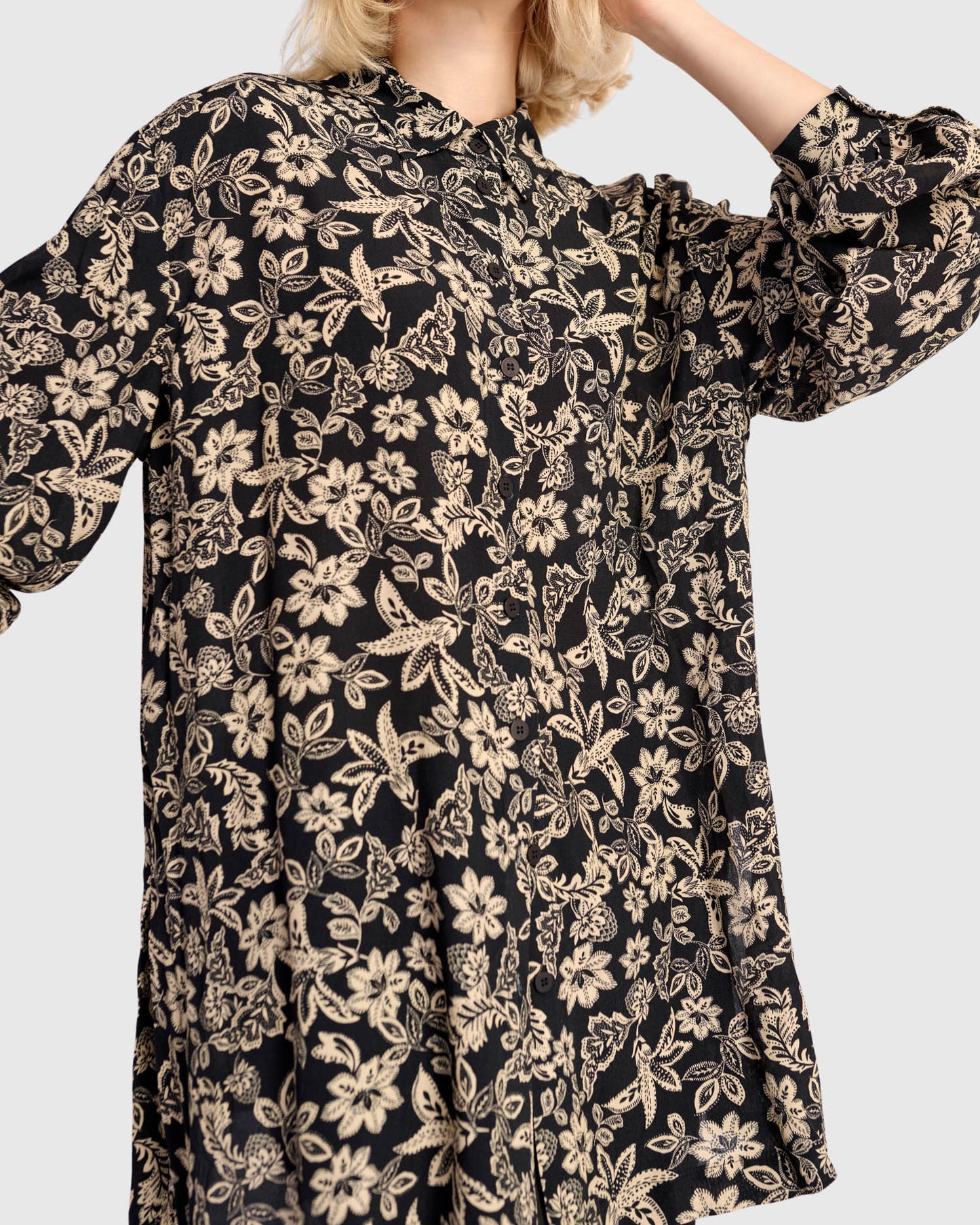 חולצה כפרה שחורה פרחונית