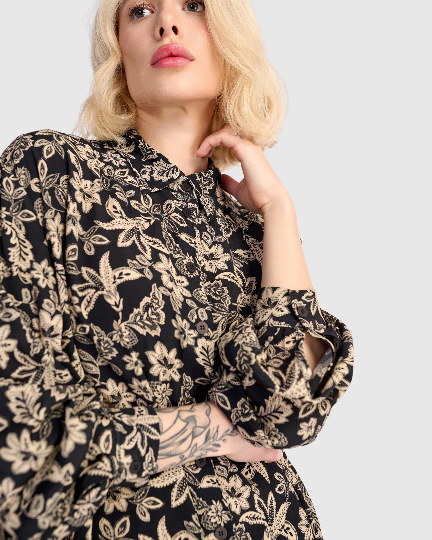 חולצה כפרה שחורה פרחונית