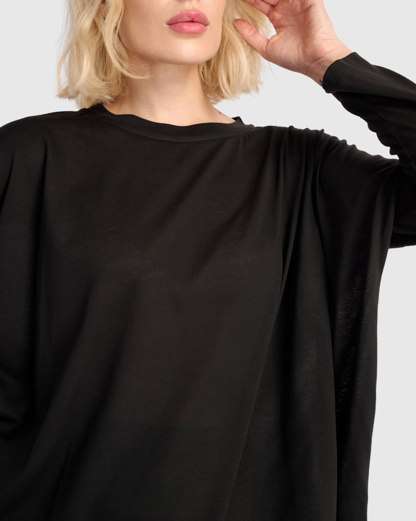 טוניקה רינה שמאל שחור מודל