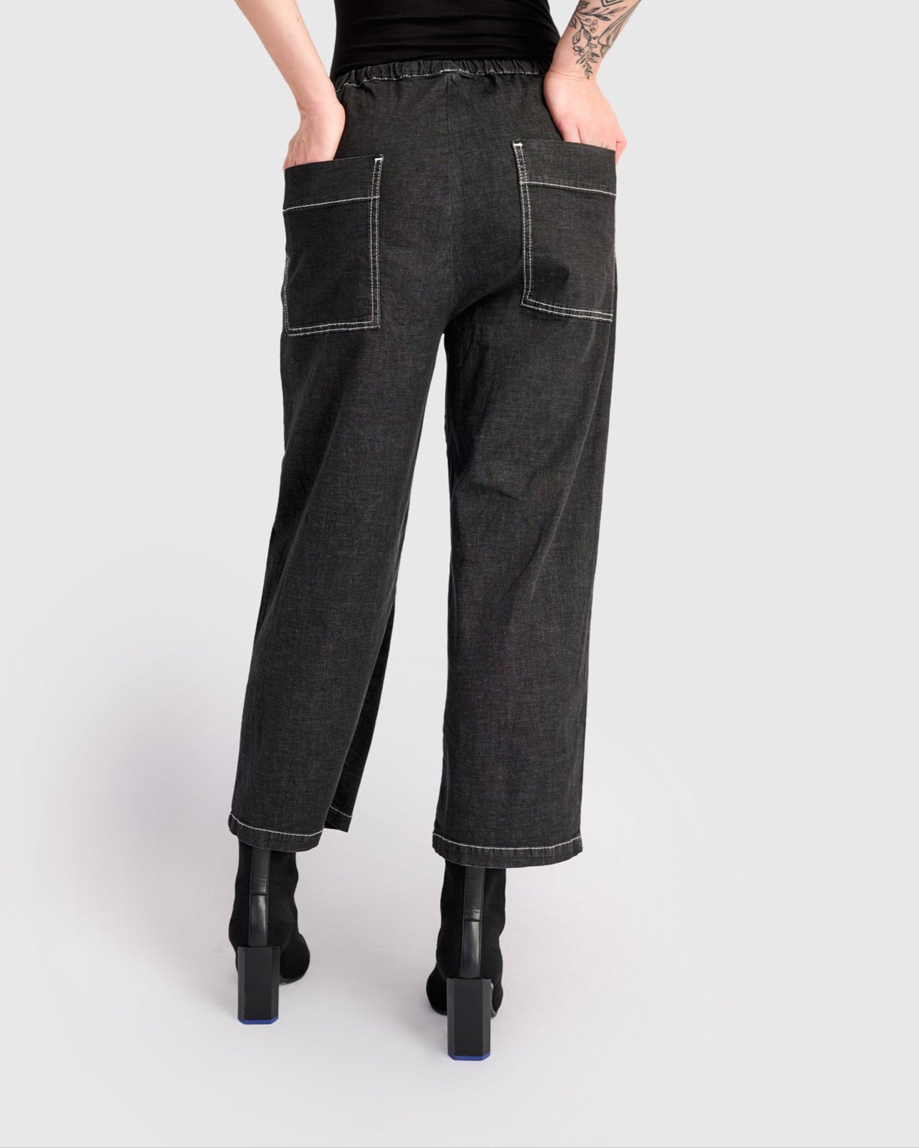 מכנסי בסטי ג'ינס שחור