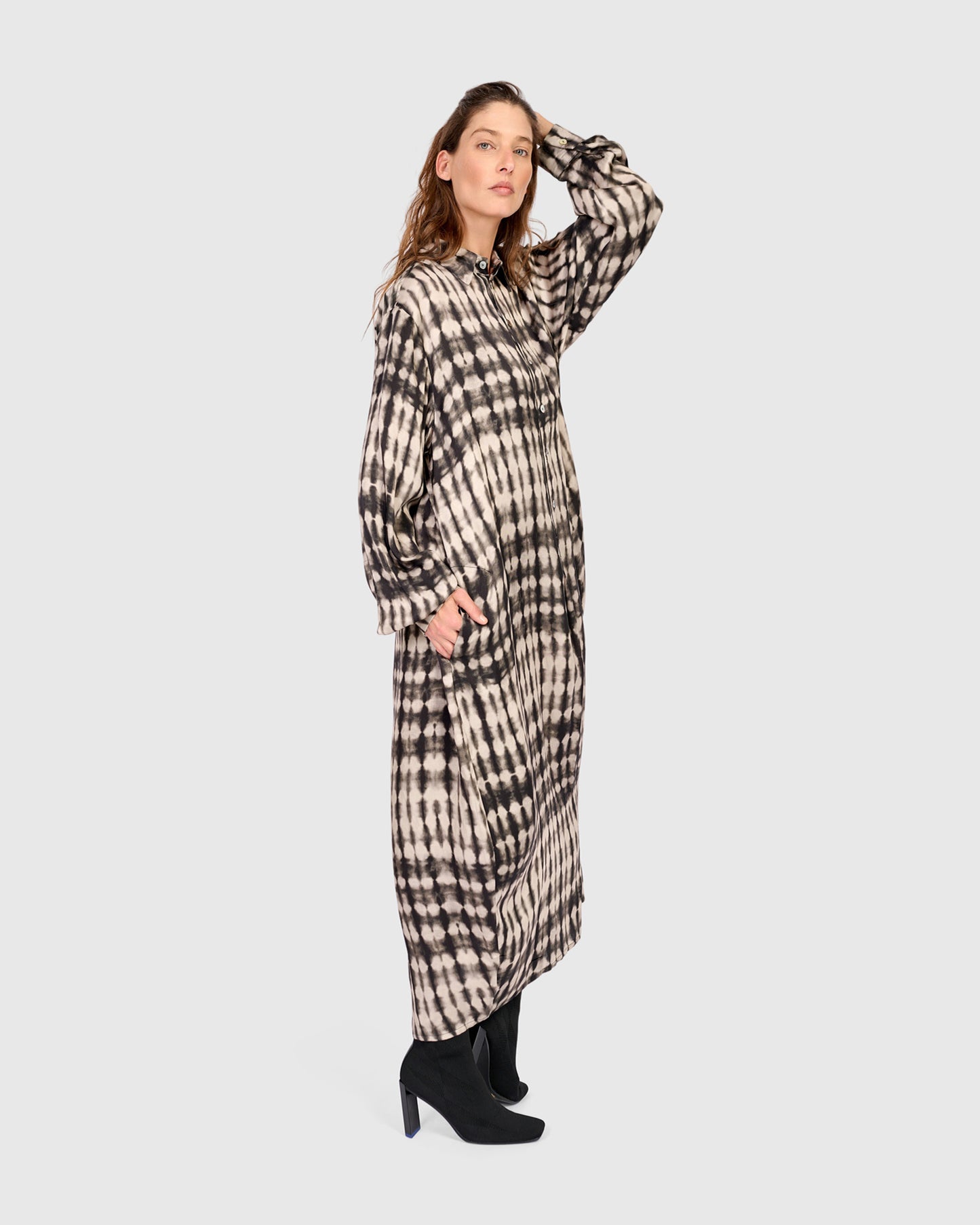 שמלה יוסף  מודפסת שחורה לבנה