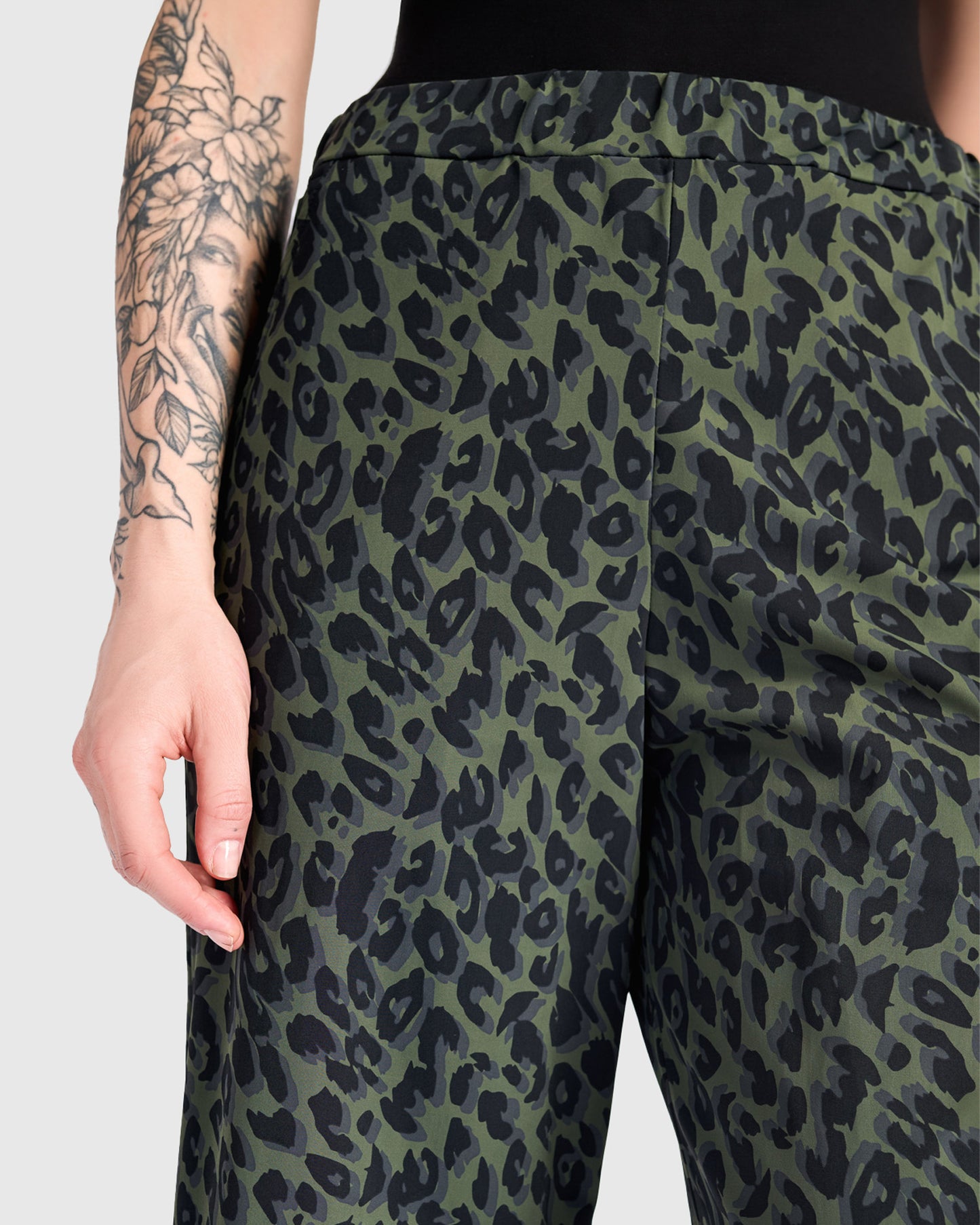 מכנסי בסטי מודפס ירוק טכנו