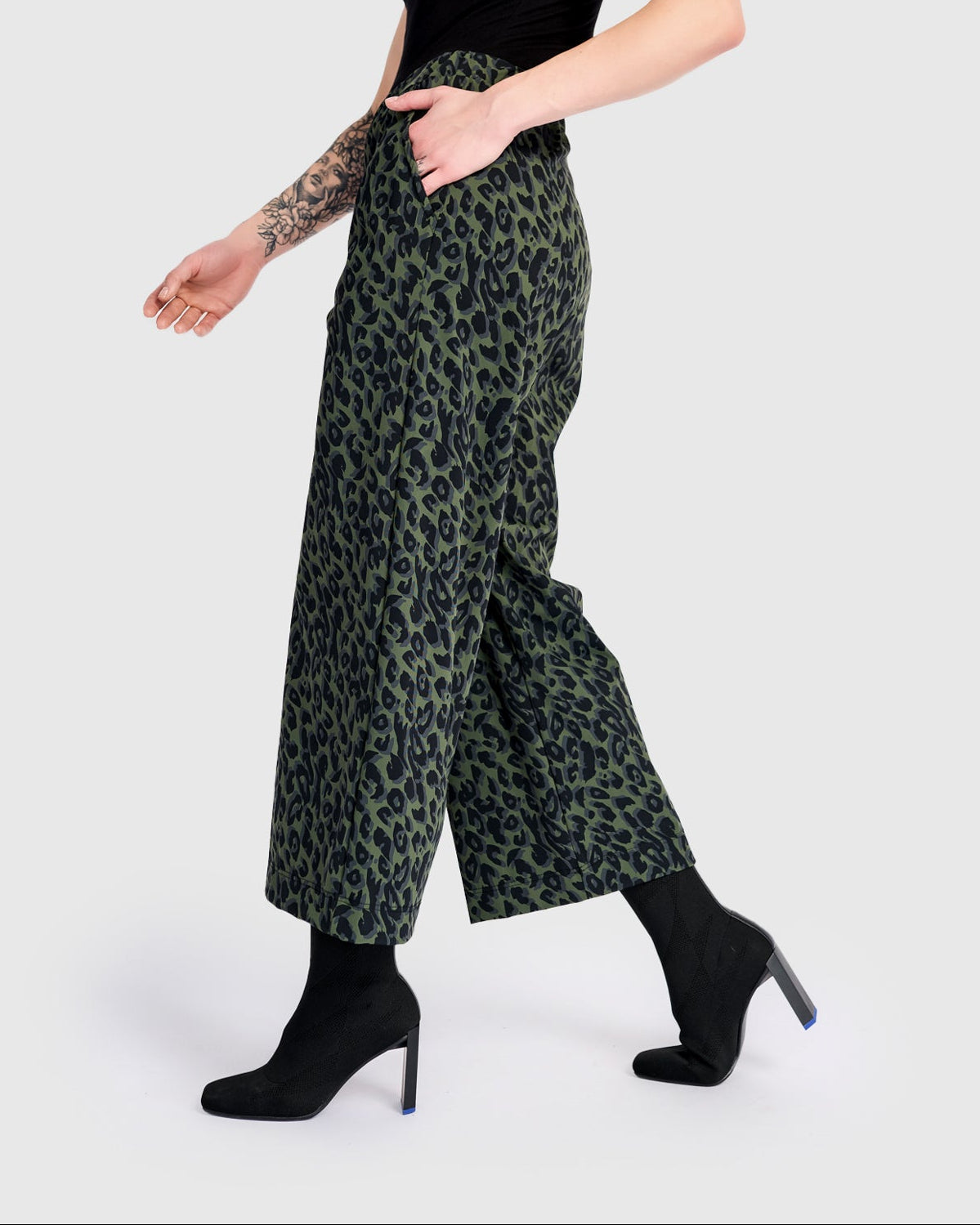 מכנסי בסטי מודפס ירוק טכנו