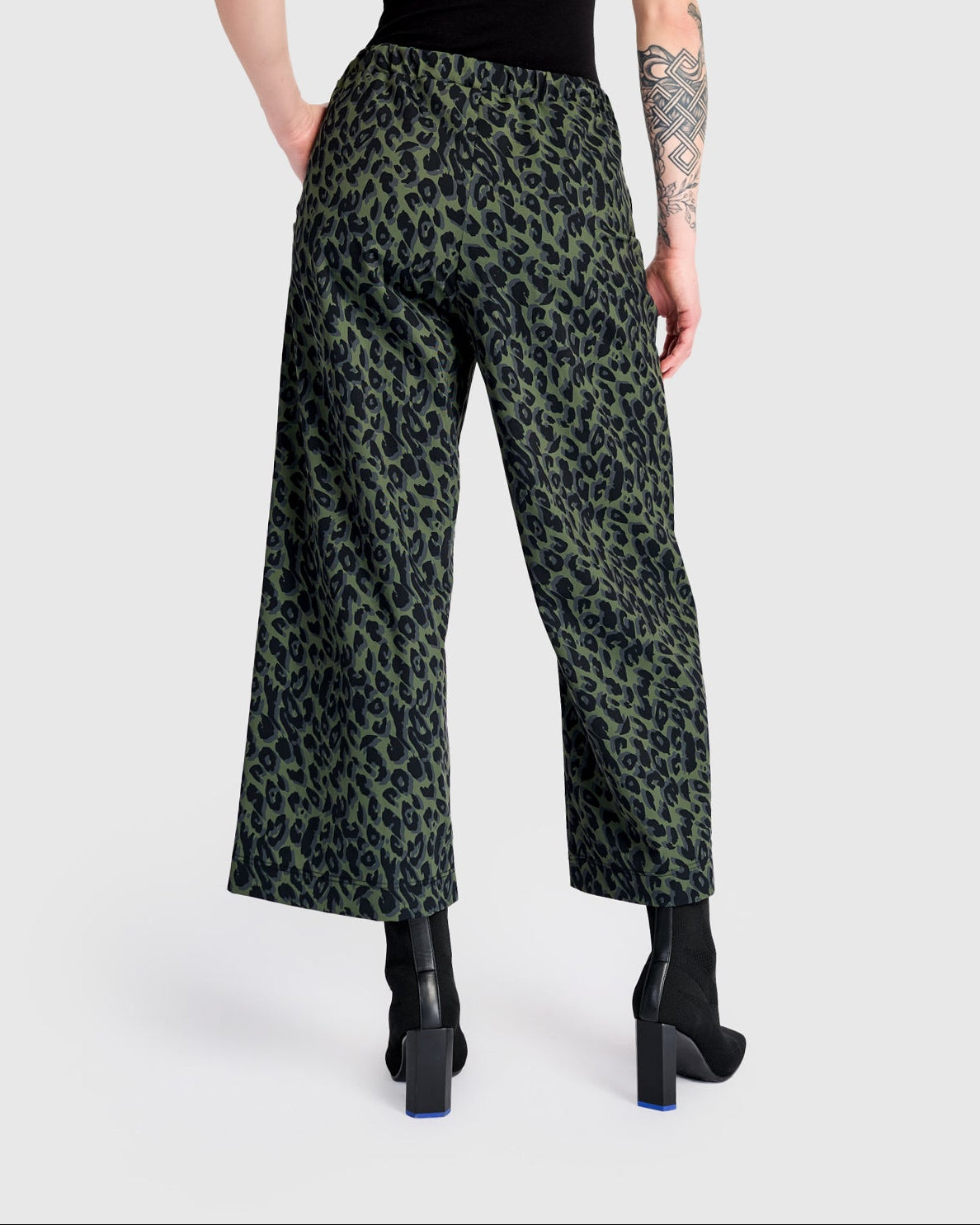 מכנסי בסטי מודפס ירוק טכנו