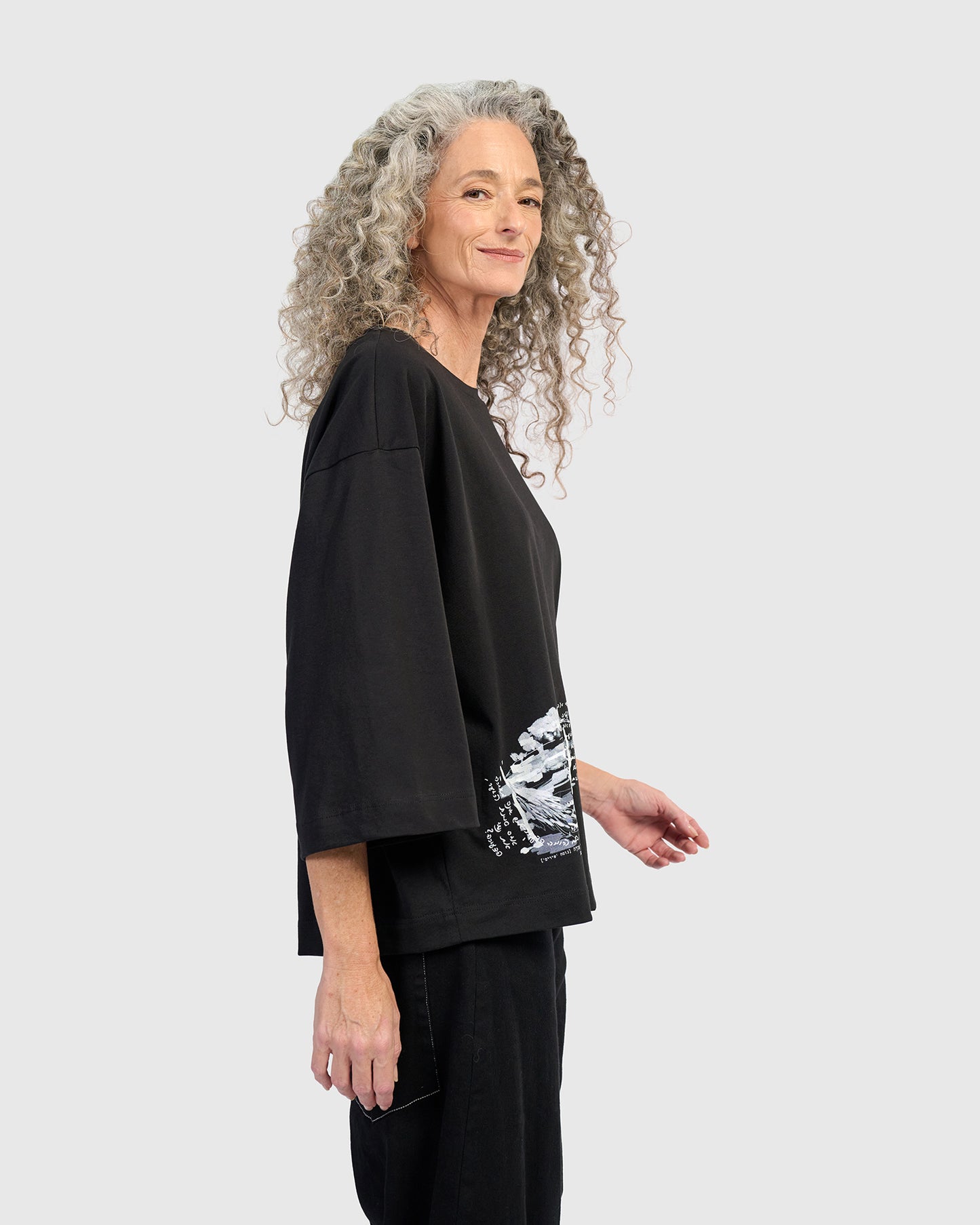 טישירט אורבן חטיף מודפס שחור