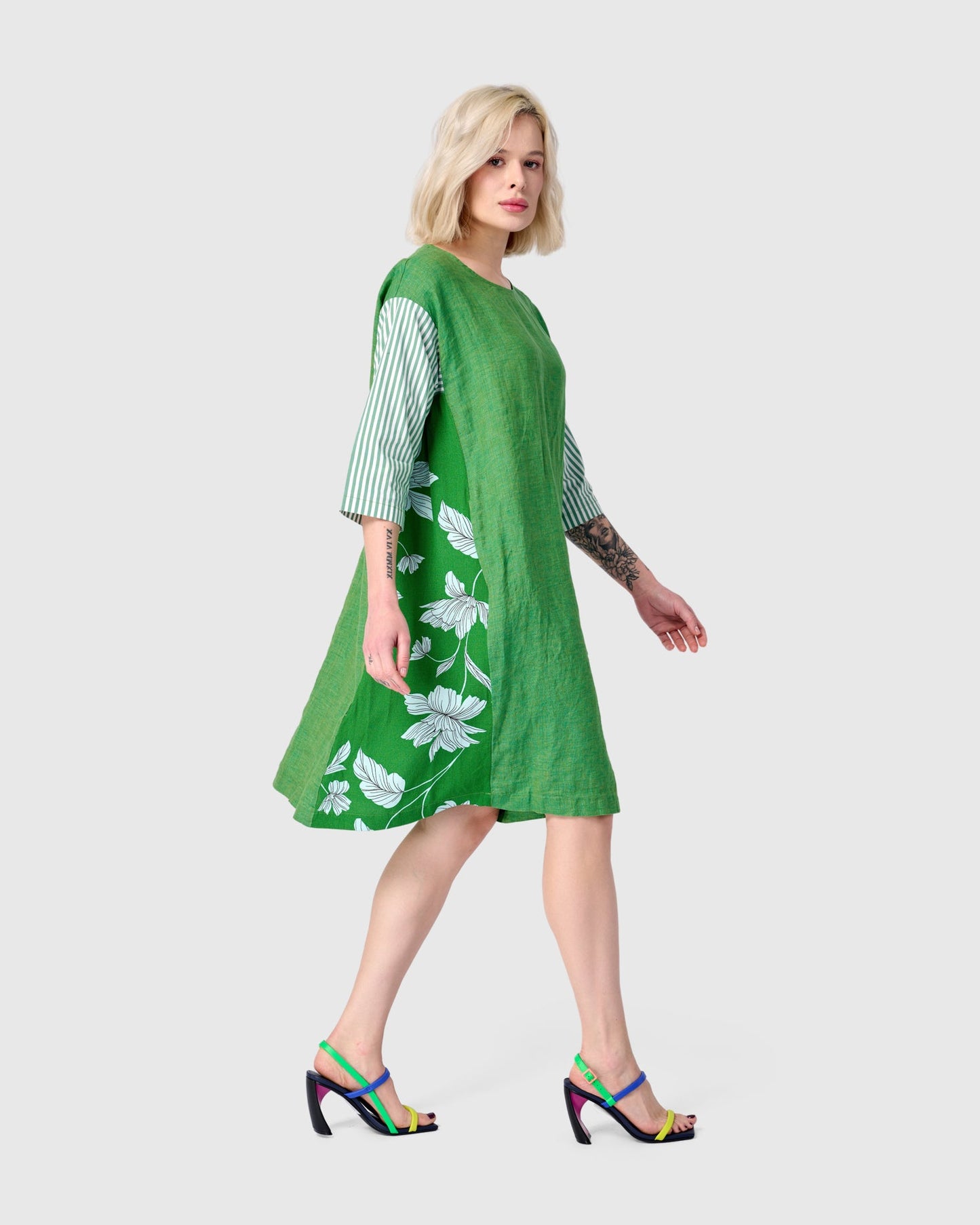 שמלה גדולה מהחיים ירוקה