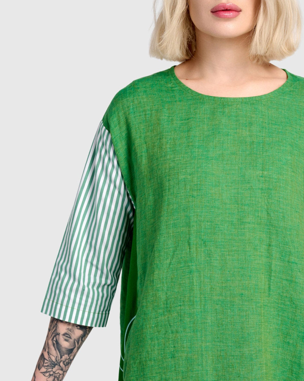 שמלה גדולה מהחיים ירוקה