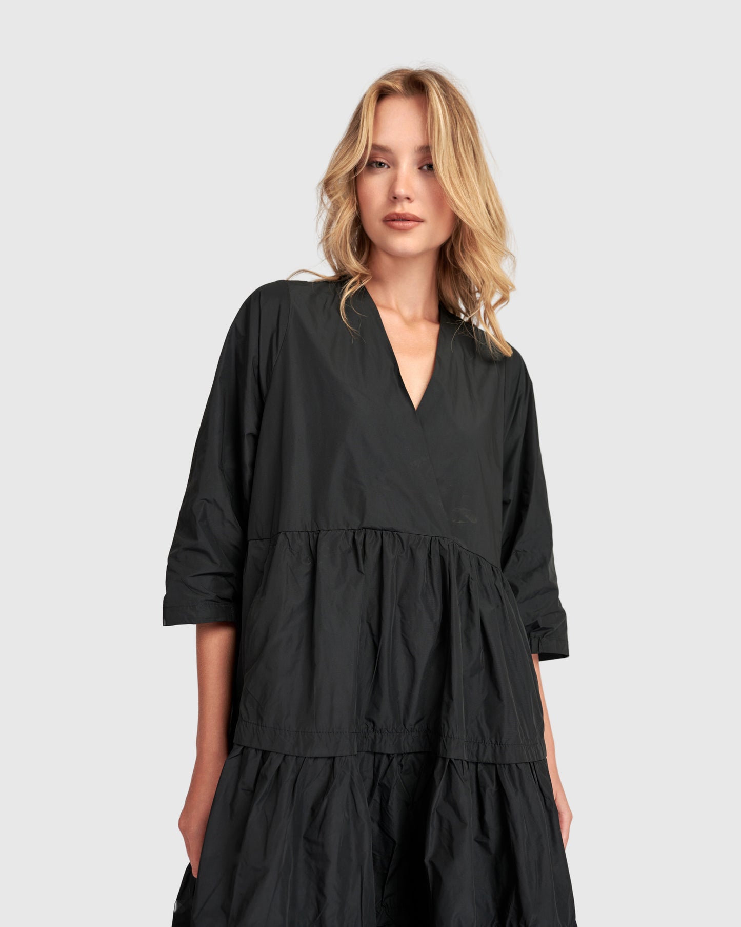 שמלה אורבן קומות שחורה