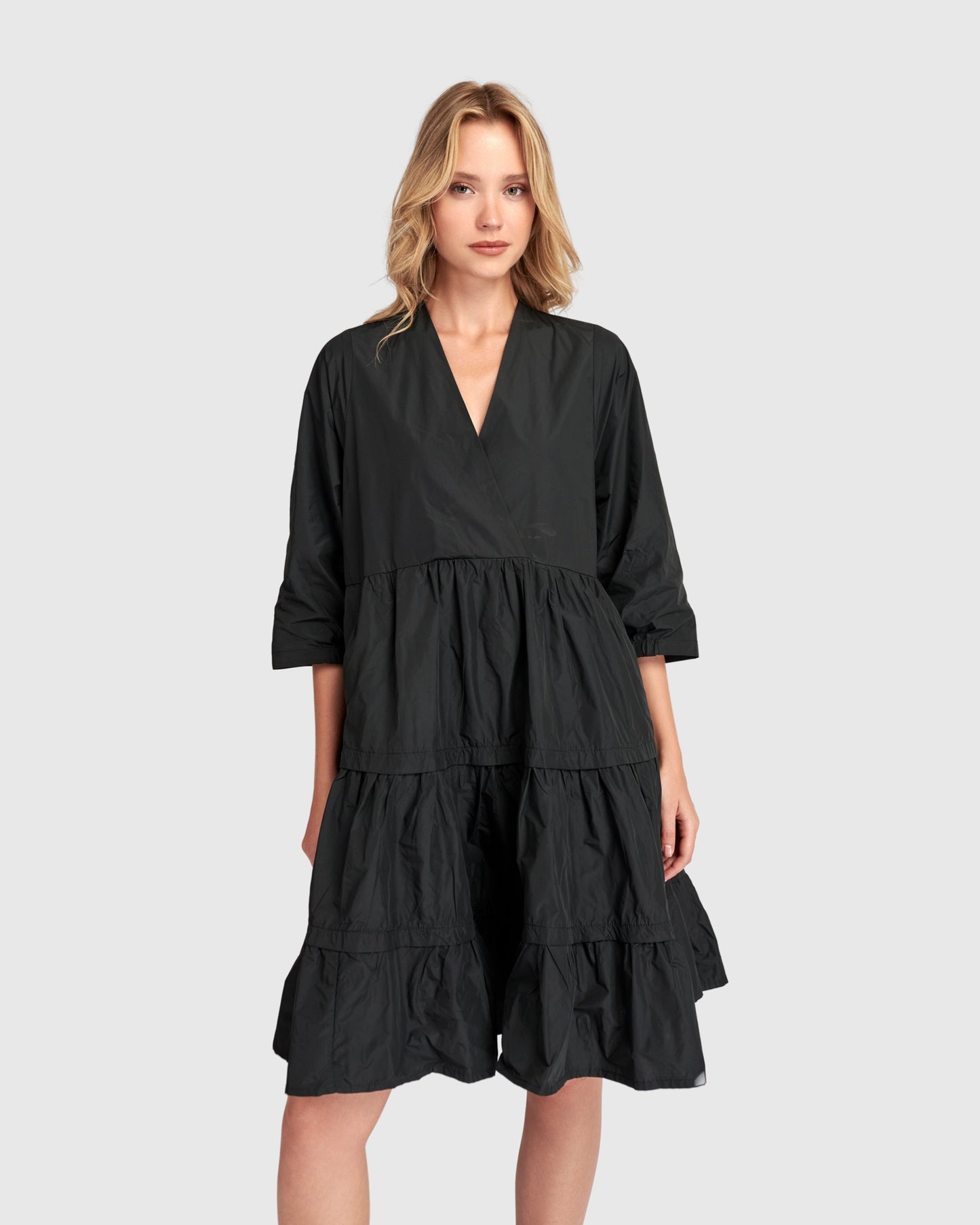 שמלה אורבן קומות שחורה