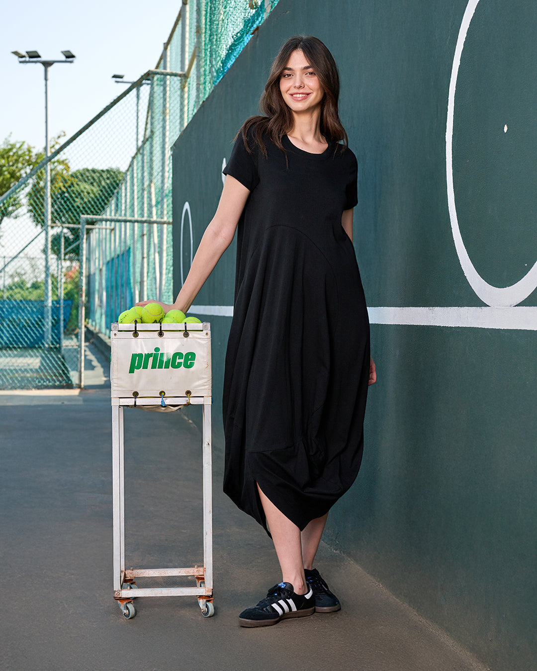 שמלה אורבן מלכה שחורה