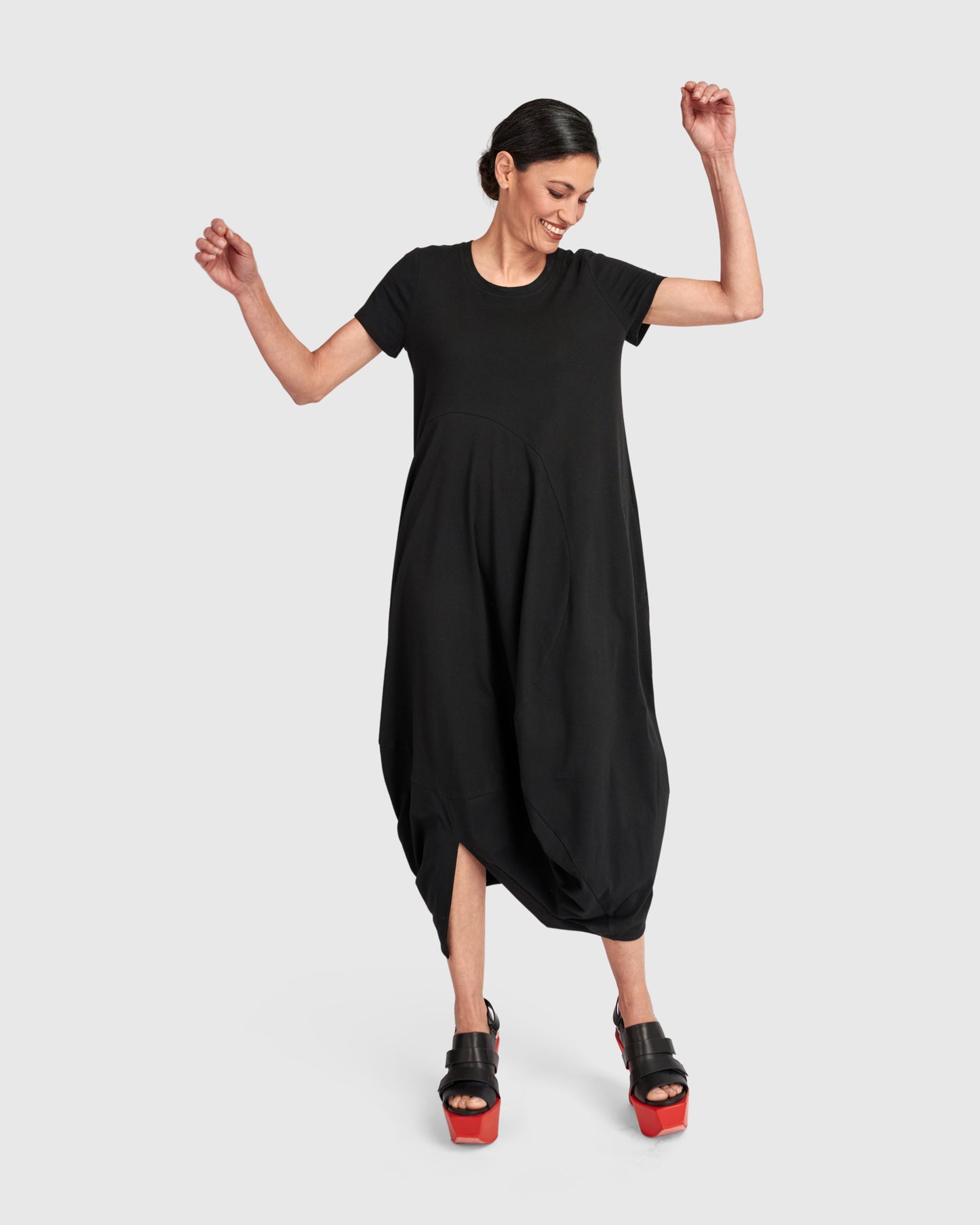 שמלה אורבן מלכה שחורה