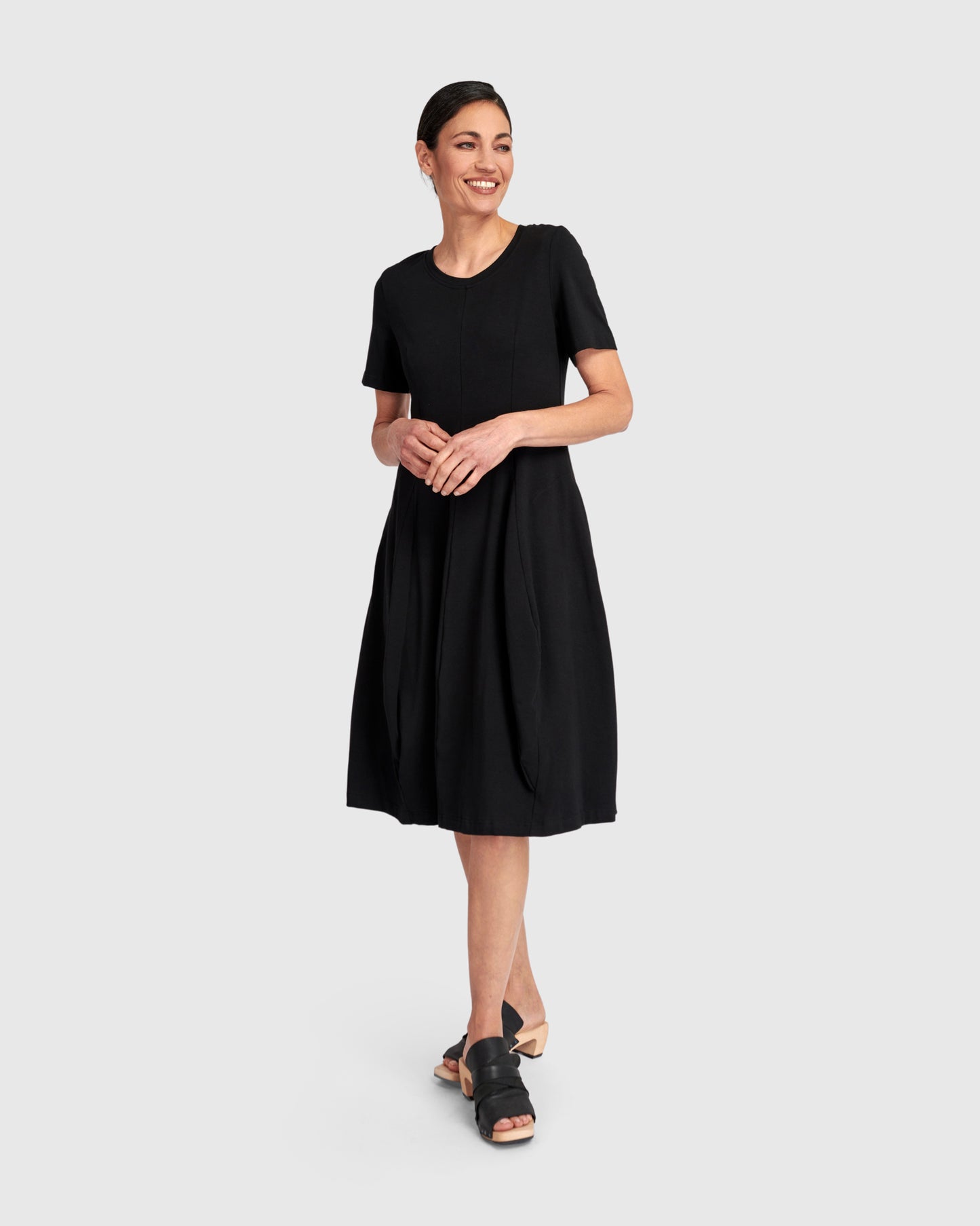 שמלה אורבן מיקי שחורה