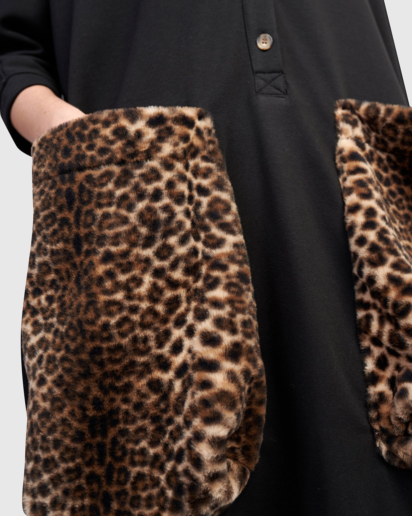 שמלה אורבן פרווה שחורה