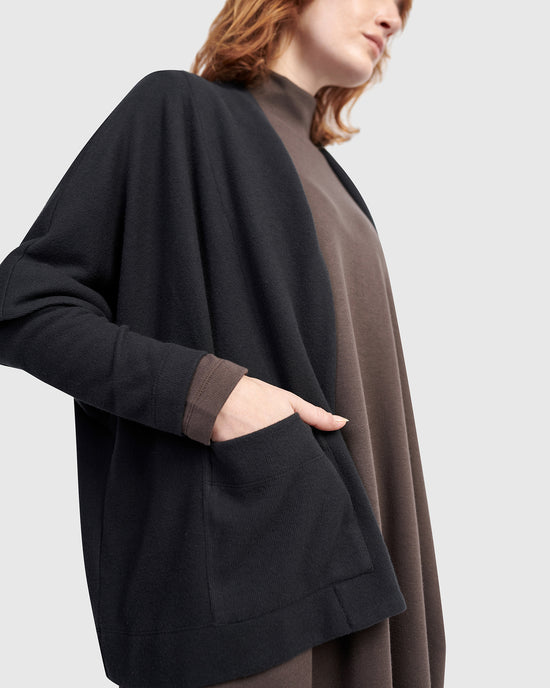 ז'קט אורבן על חולצה שחור