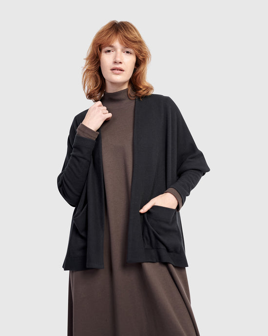 ז'קט אורבן על חולצה שחור