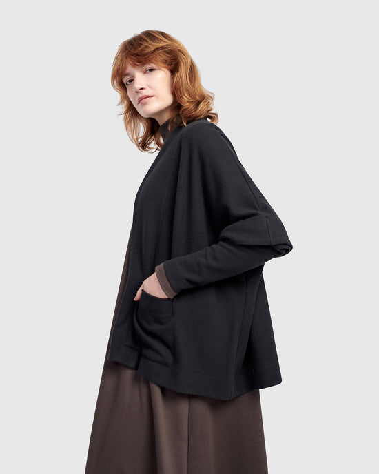 ז'קט אורבן על חולצה שחור