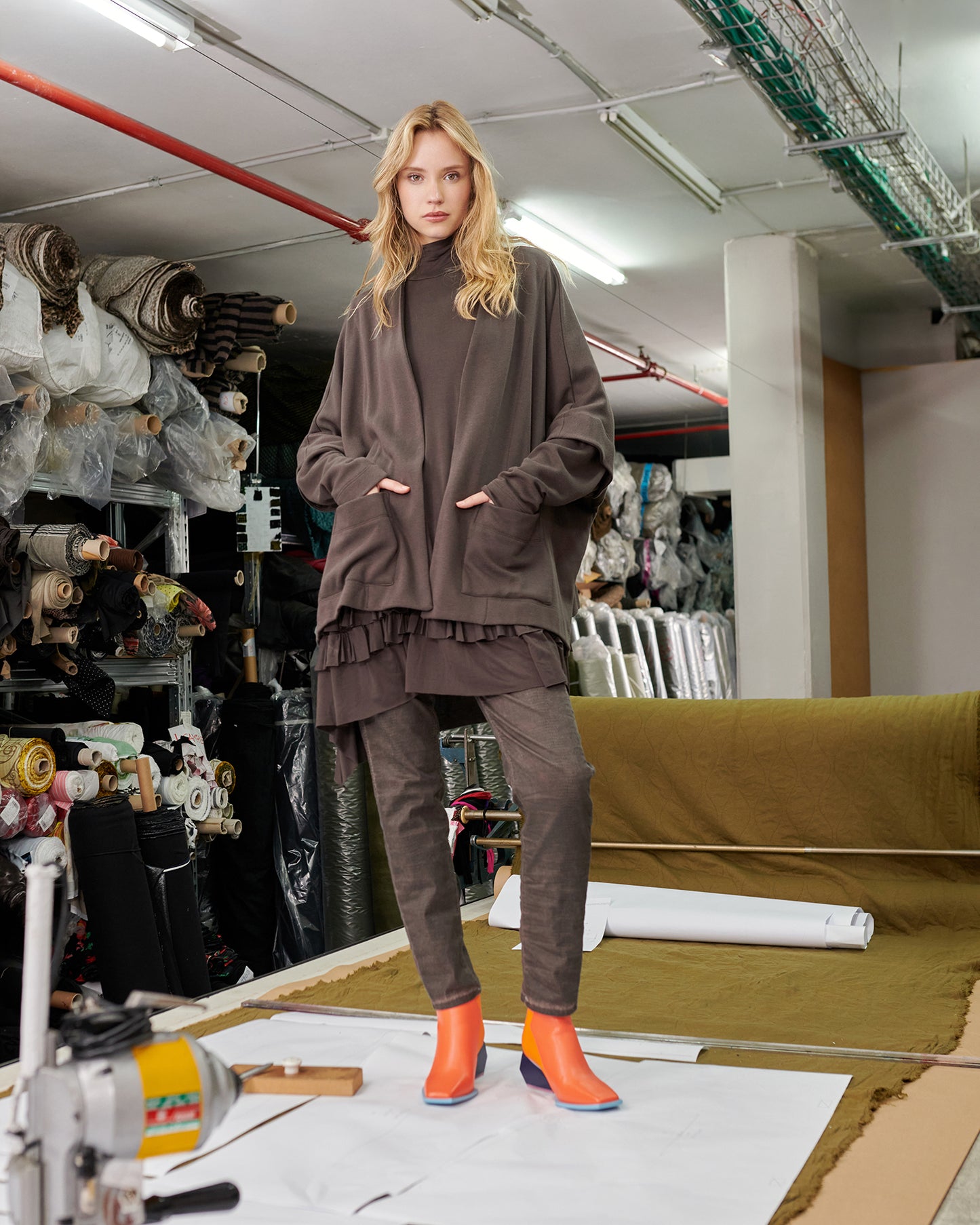 ז'קט אורבן על חולצה מוקה