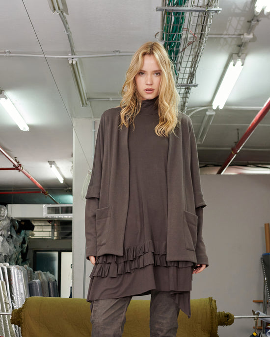 ז'קט אורבן על חולצה מוקה