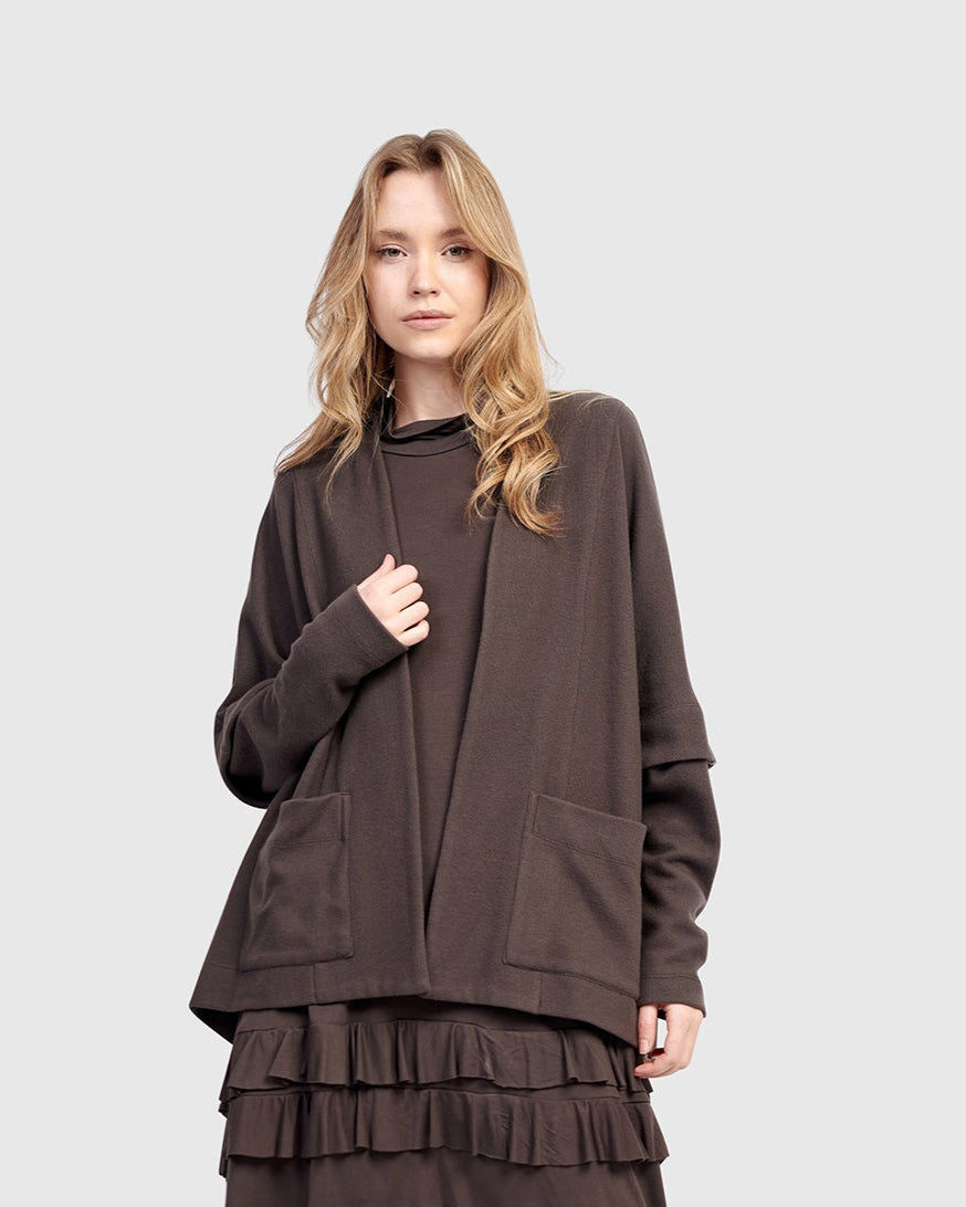 ז'קט אורבן על חולצה מוקה