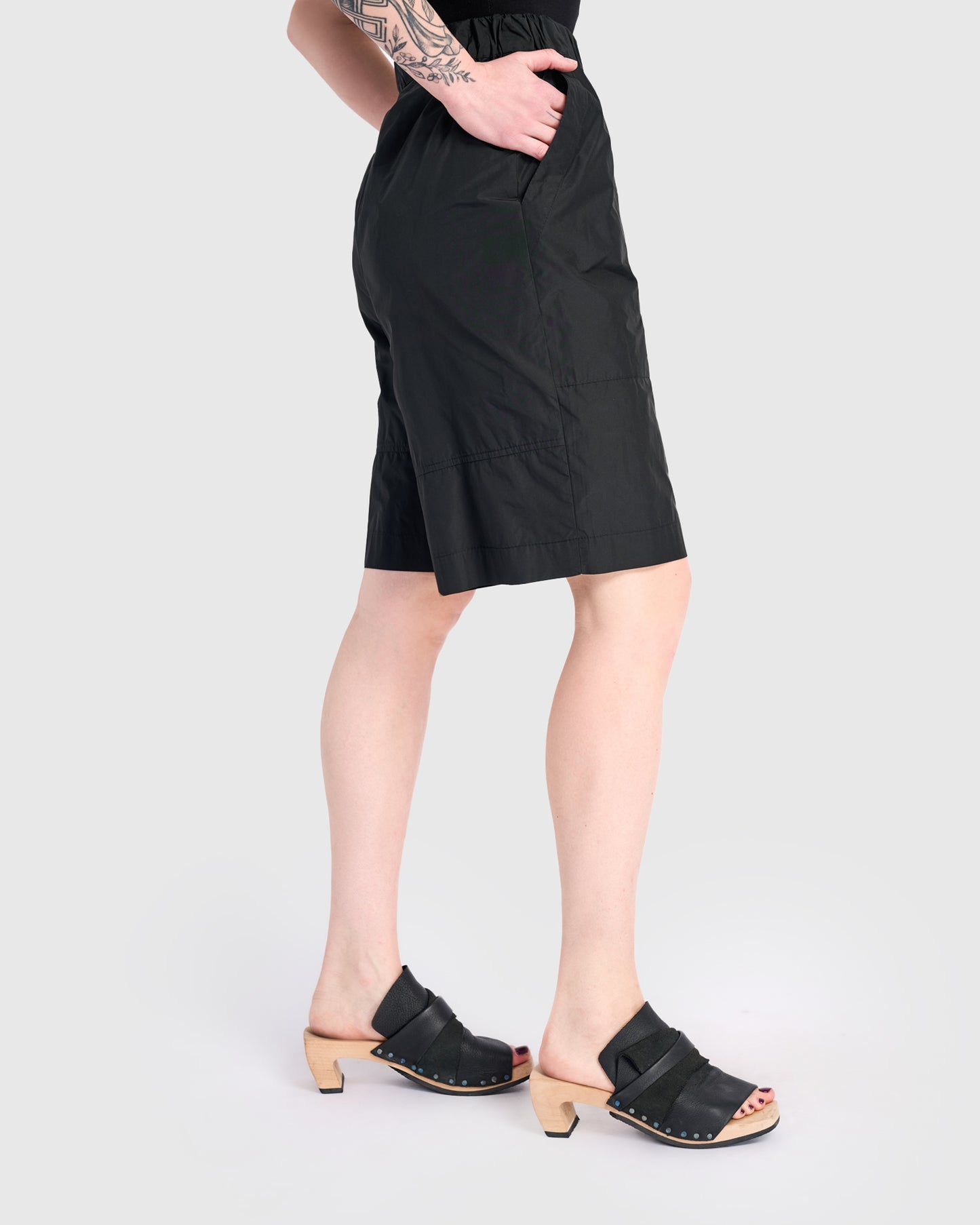 מכנסי אורבן ברמודה טאפט שחור