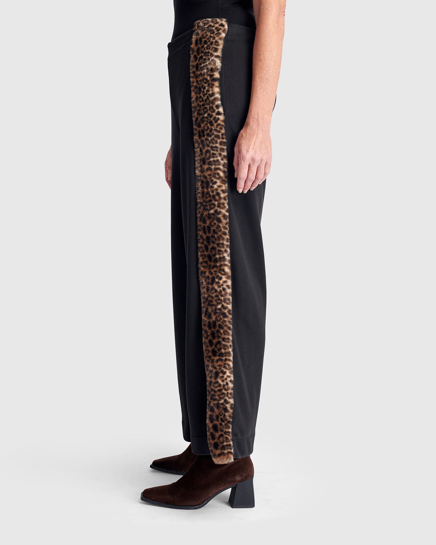 מכנסי אורבן בסטי פרווה שחור