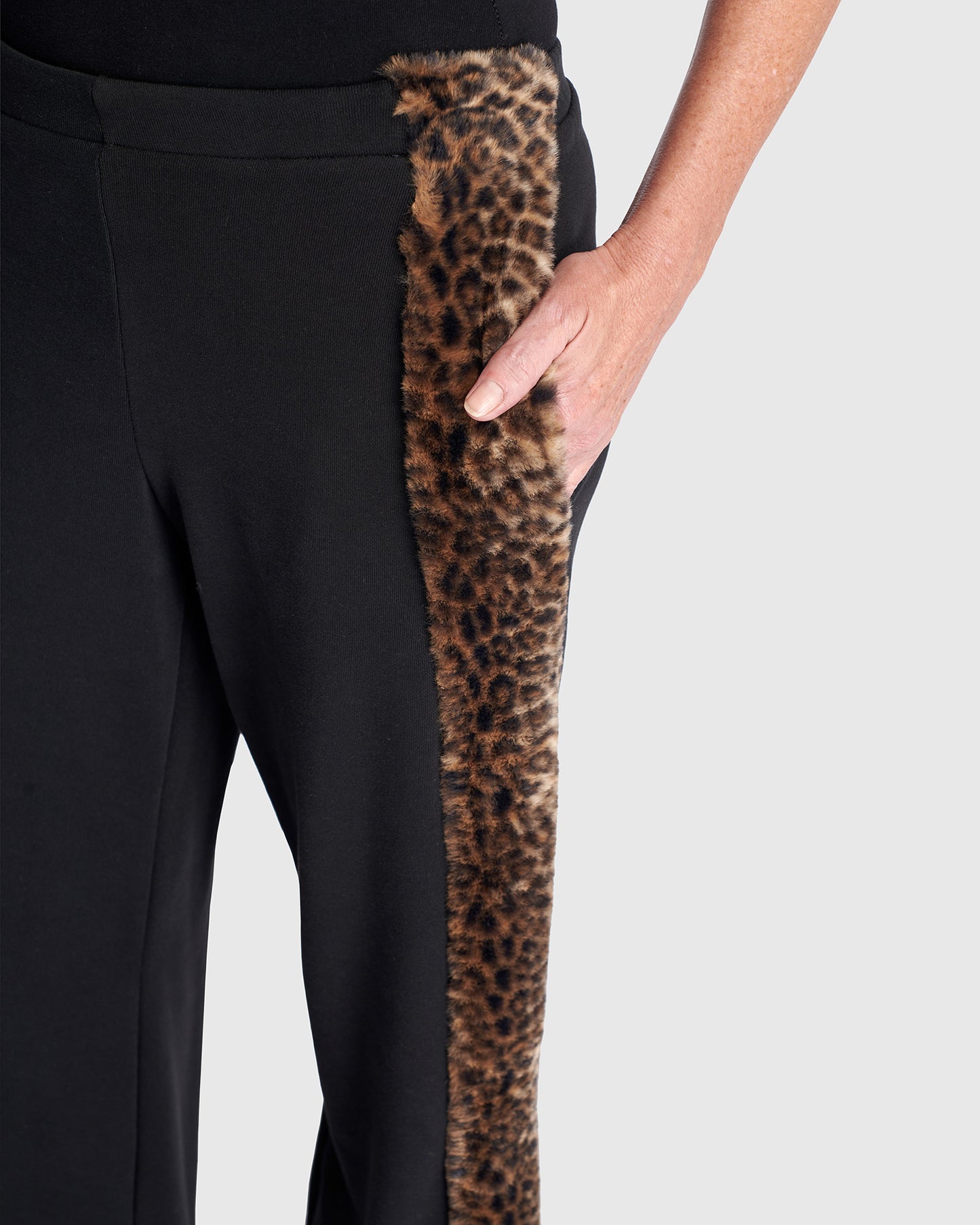 מכנסי אורבן בסטי פרווה שחור