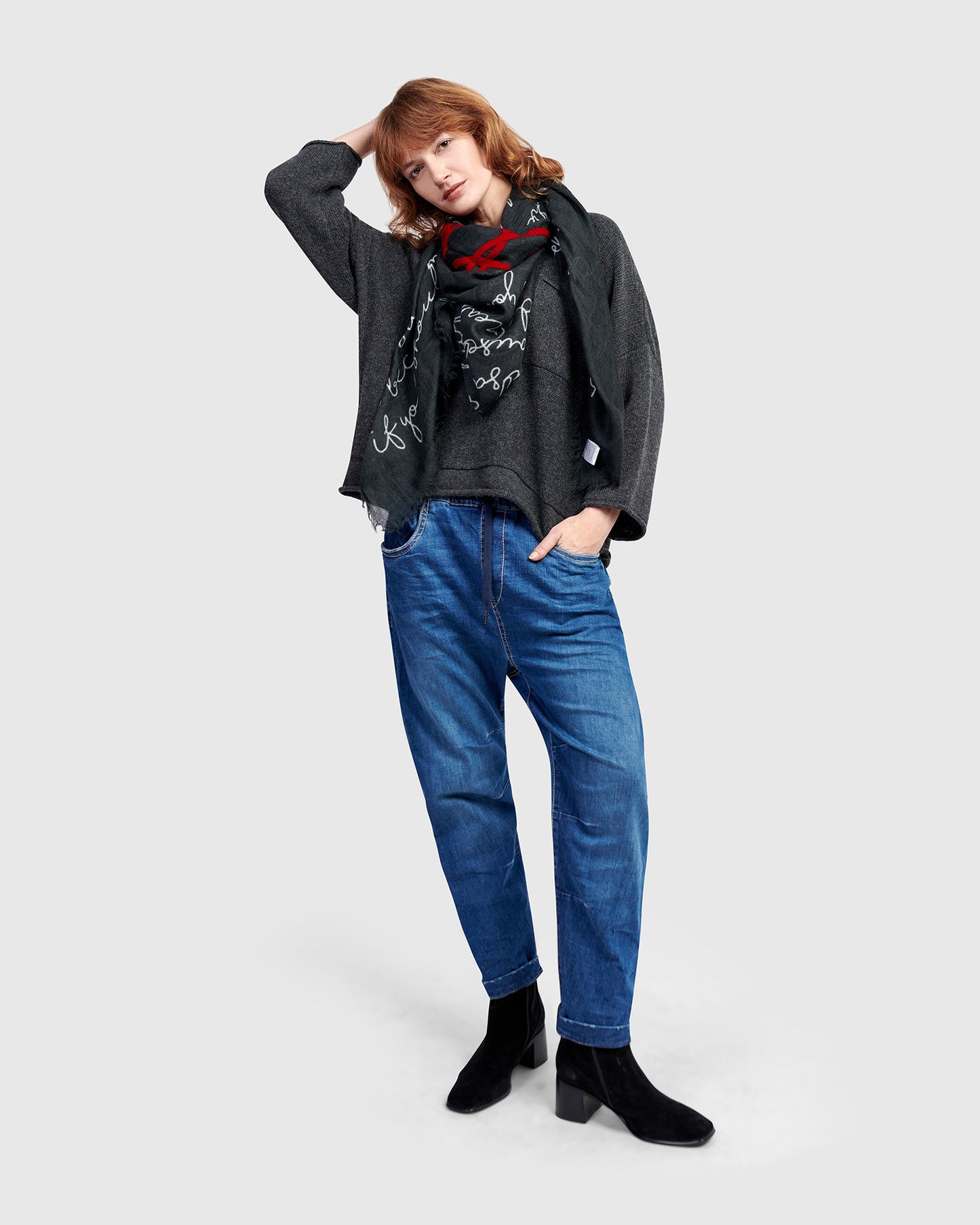 צעיף אפור רקום מודפסים